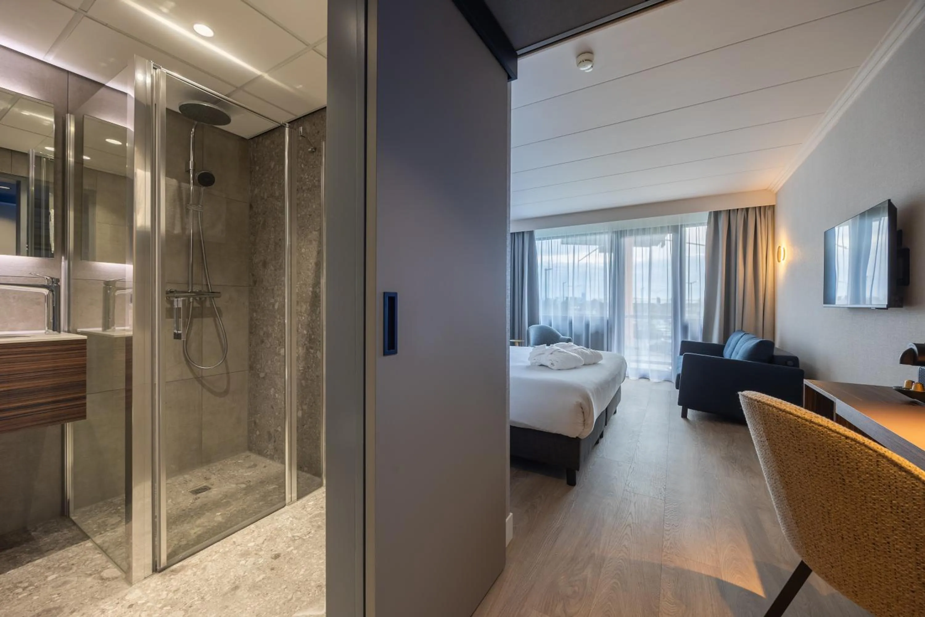 Bathroom, Bed in Postillion Utrecht Bunnik