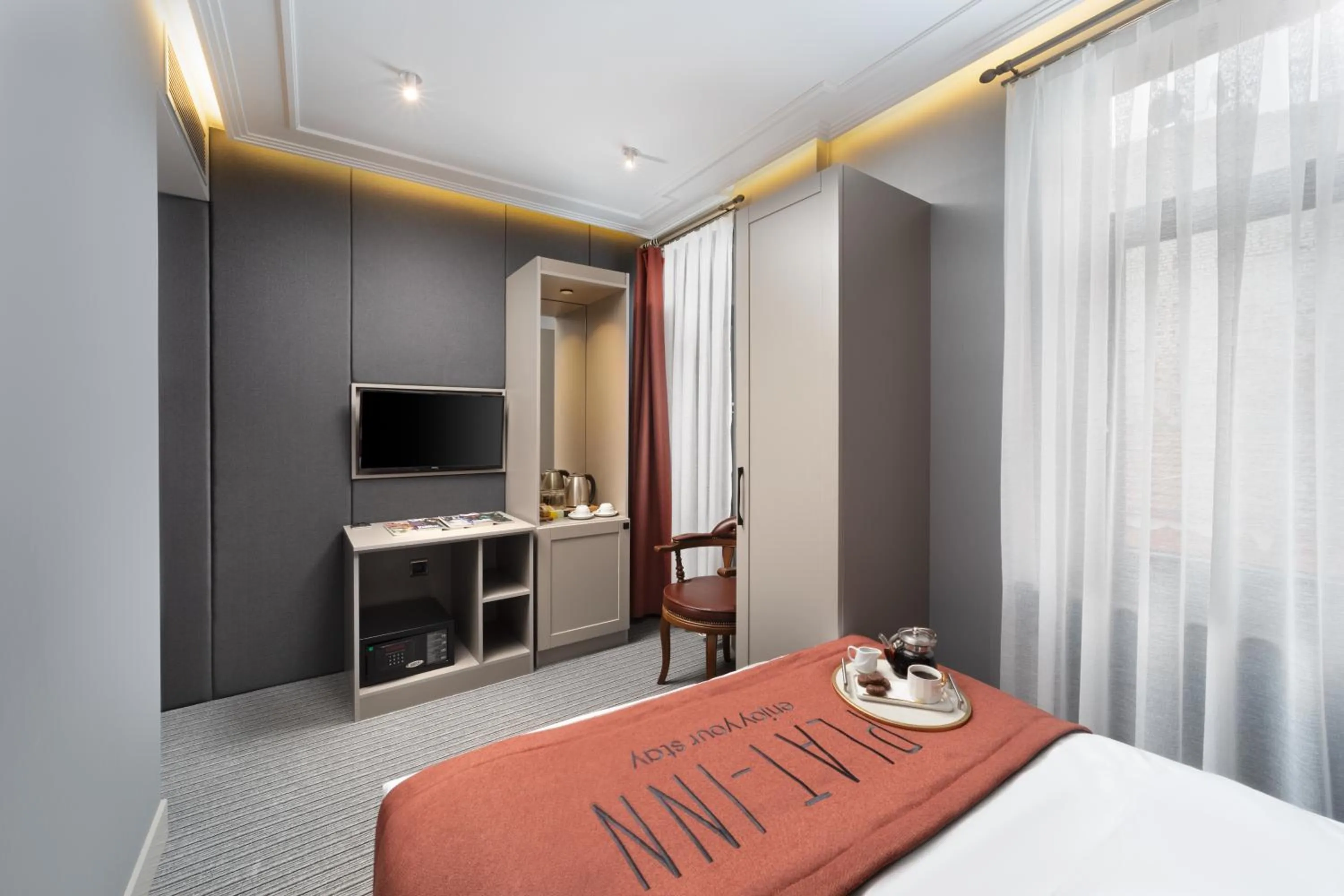 Photo of the whole room, Bed in Union Hotel Plat Inn -Special Category