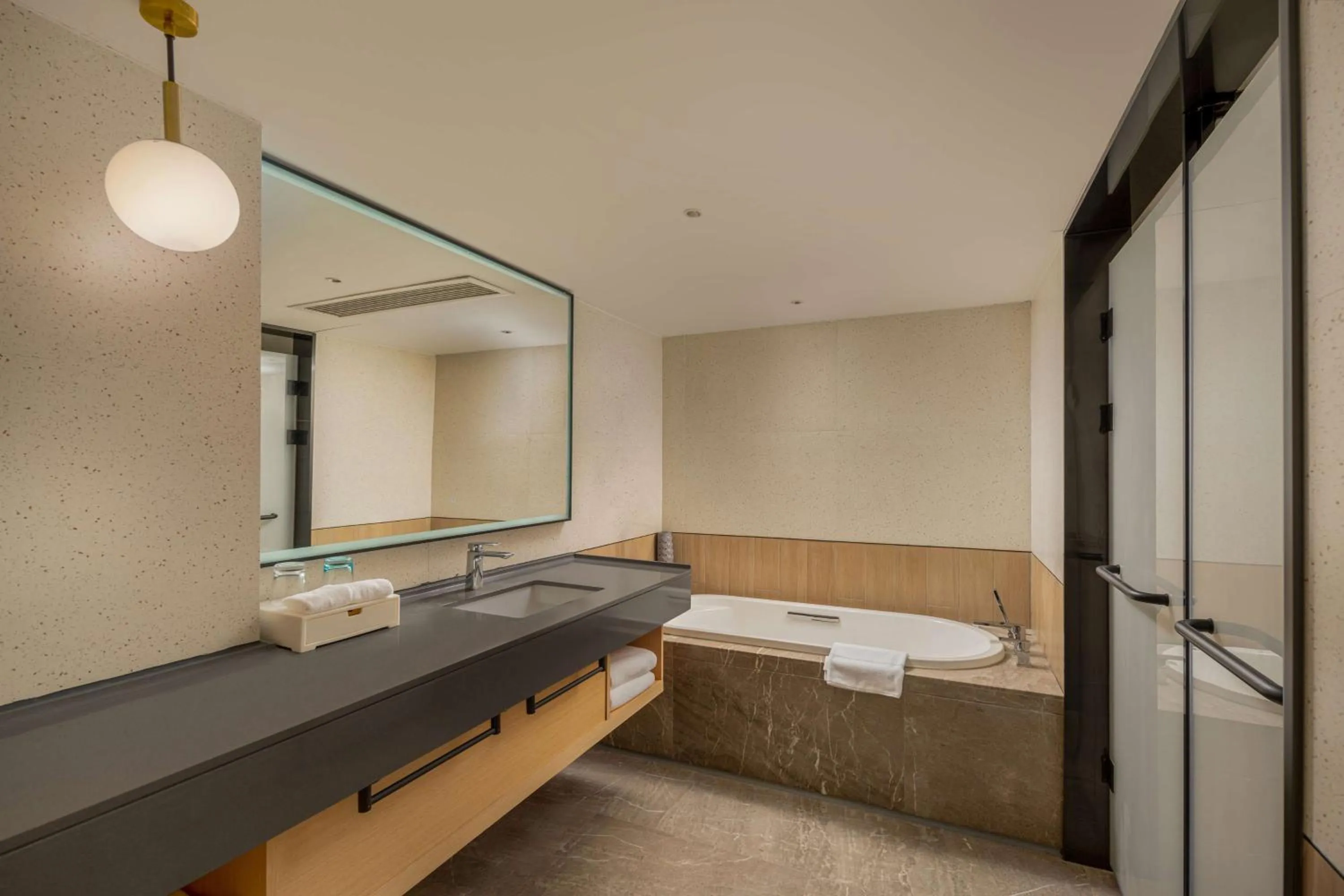 Bathroom in Hilton Garden Inn Guangzhou Airport Aerotropolis - Free shuttle to Airport