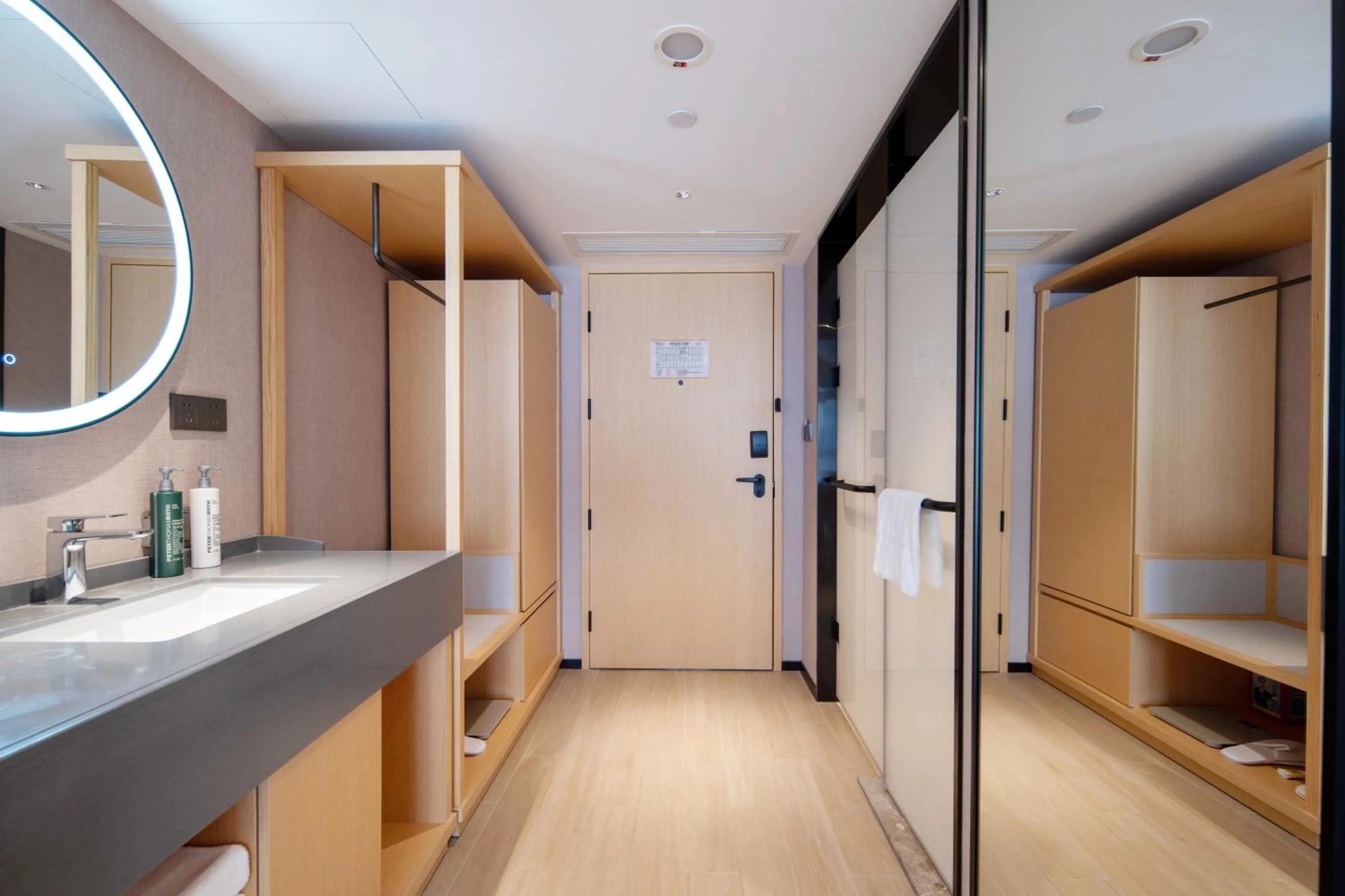 Toilet, Bed in Hilton Garden Inn Guangzhou Airport Aerotropolis - Free shuttle to Airport