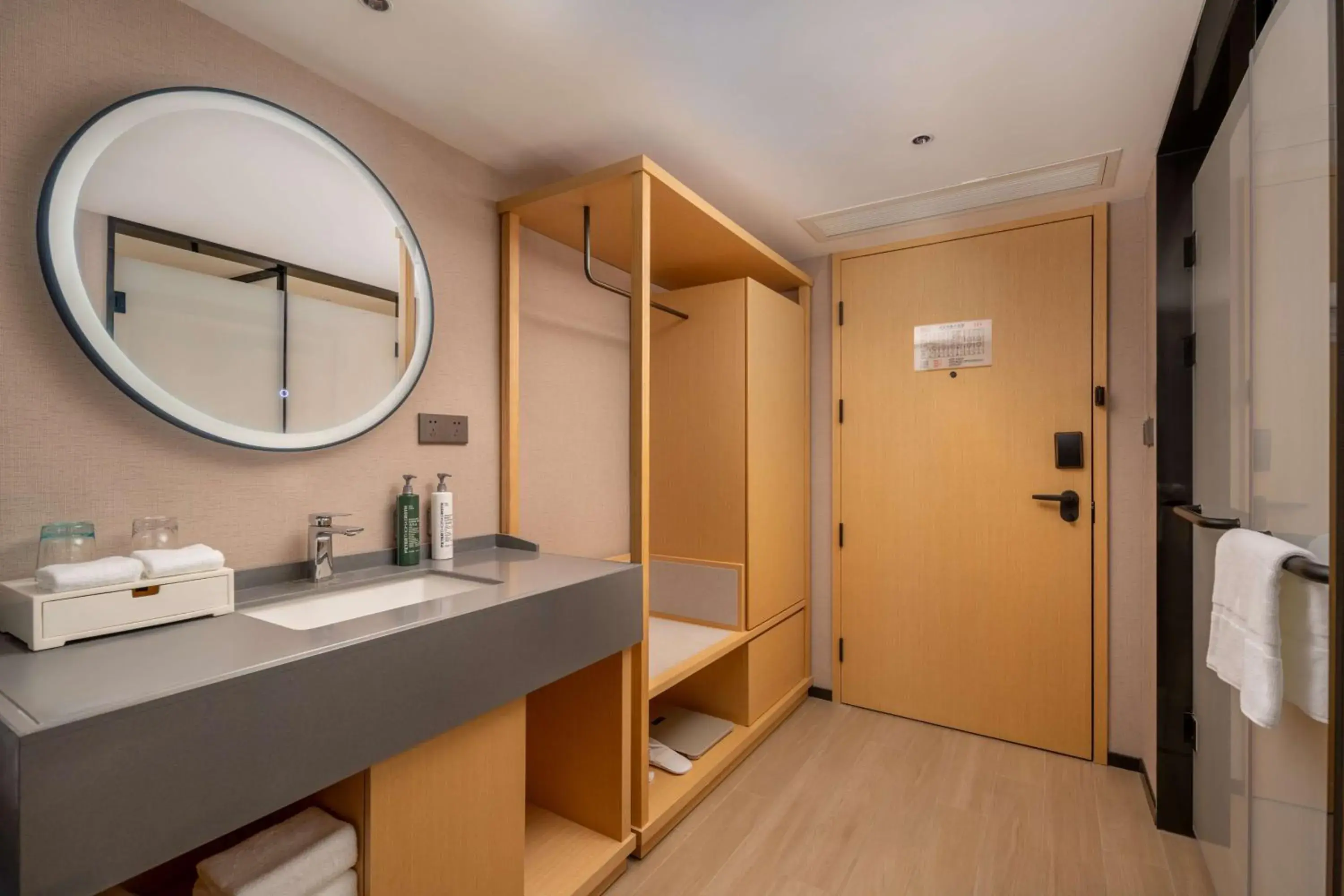 Bathroom in Hilton Garden Inn Guangzhou Airport Aerotropolis - Free shuttle to Airport Bathroom in Hilton Garden Inn Guangzhou Airport Aerotropolis - Free shuttle to Airport