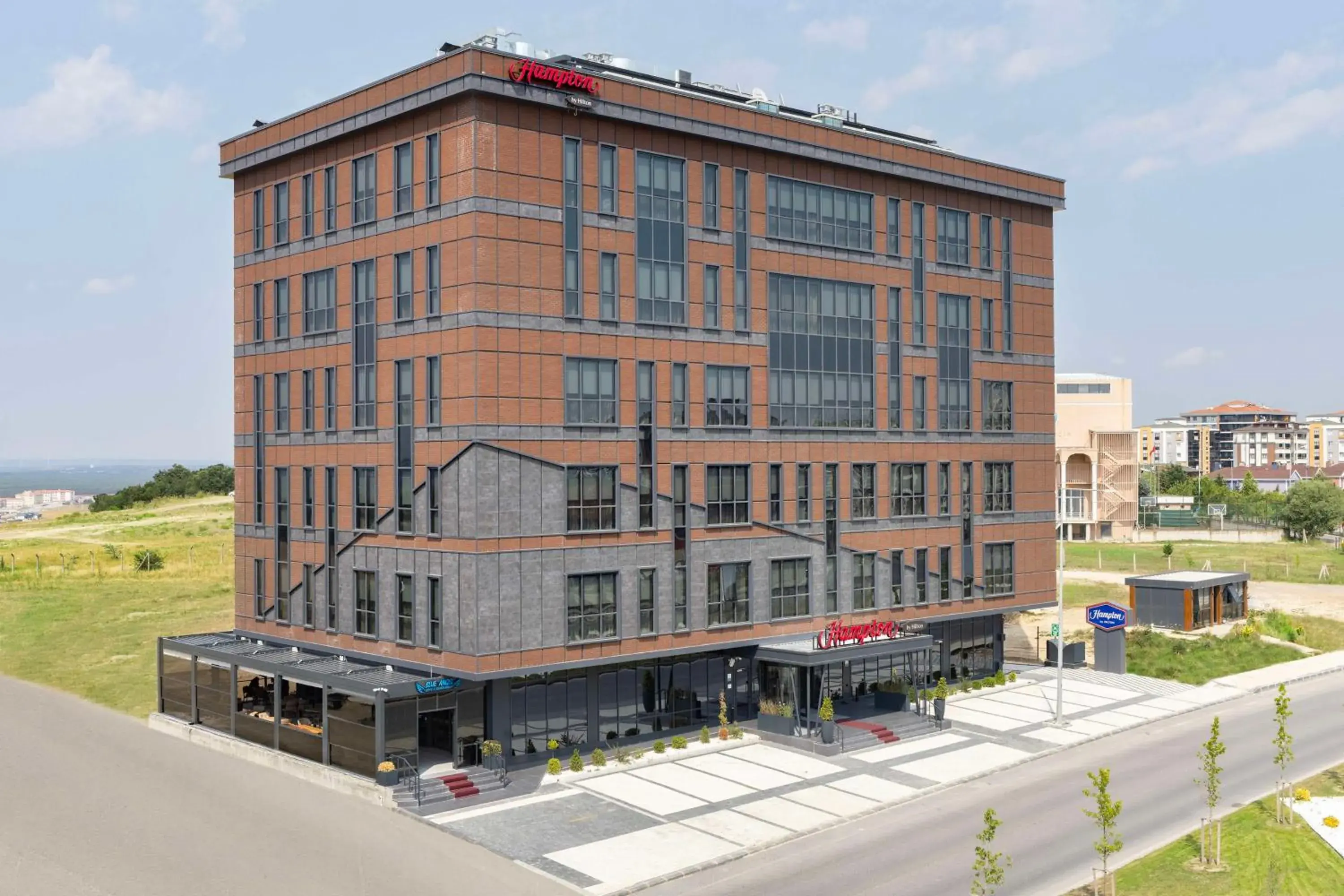 Property building in Hampton By Hilton Cerkezkoy Property building in Hampton By Hilton Cerkezkoy