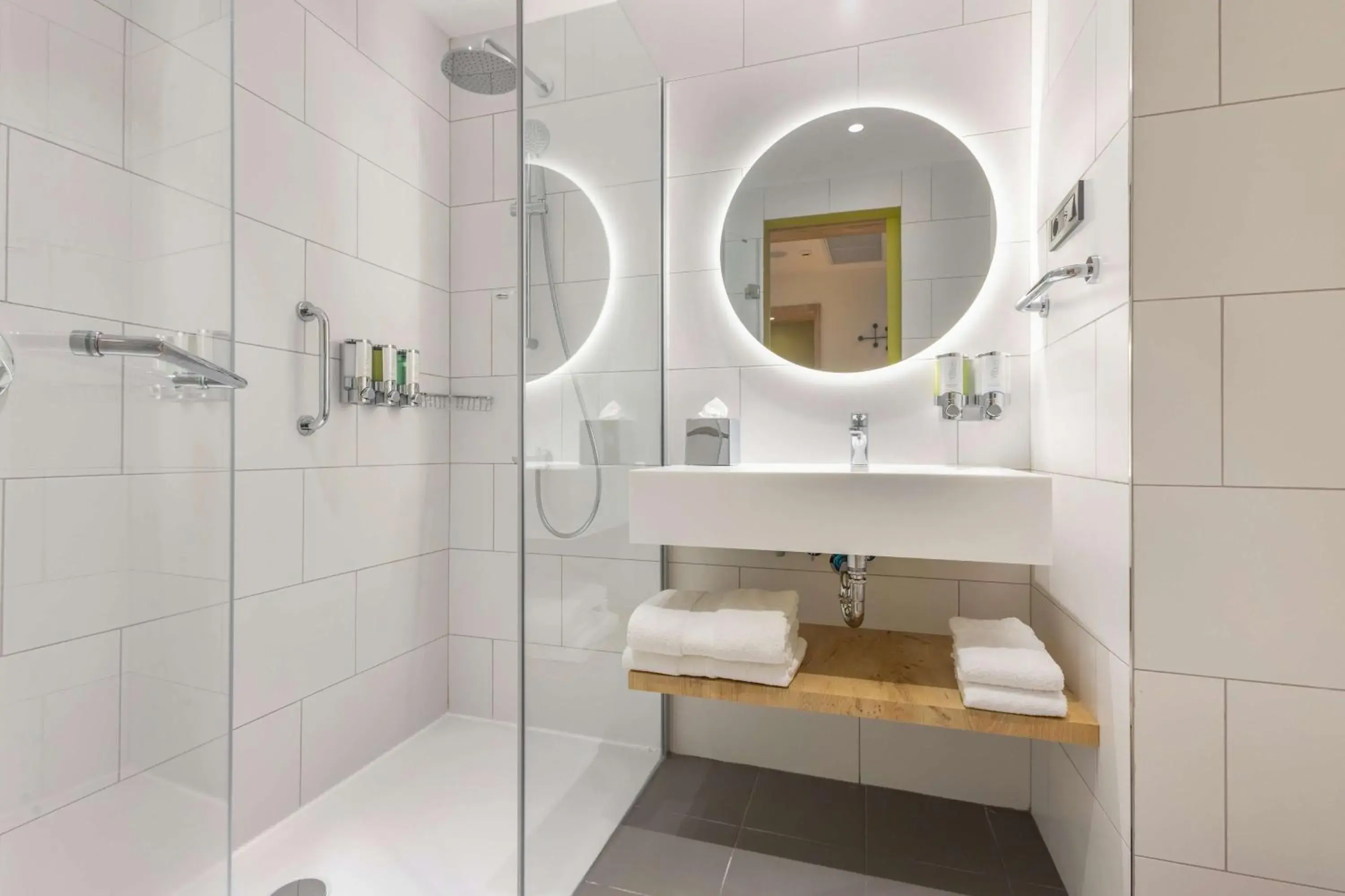 Bathroom in Hampton By Hilton Cerkezkoy Bathroom in Hampton By Hilton Cerkezkoy