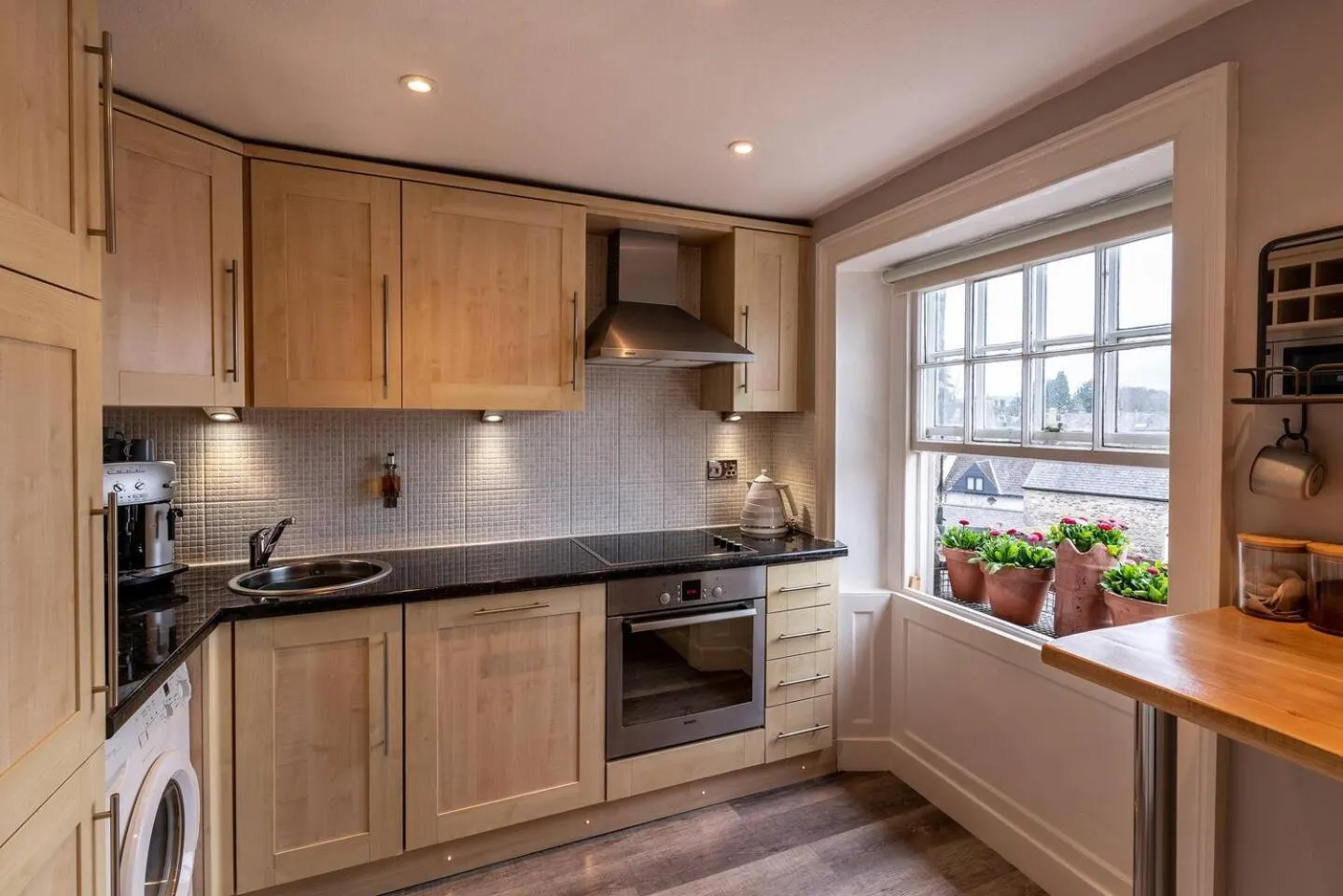 Kitchen or kitchenette in Royal View Apartments
