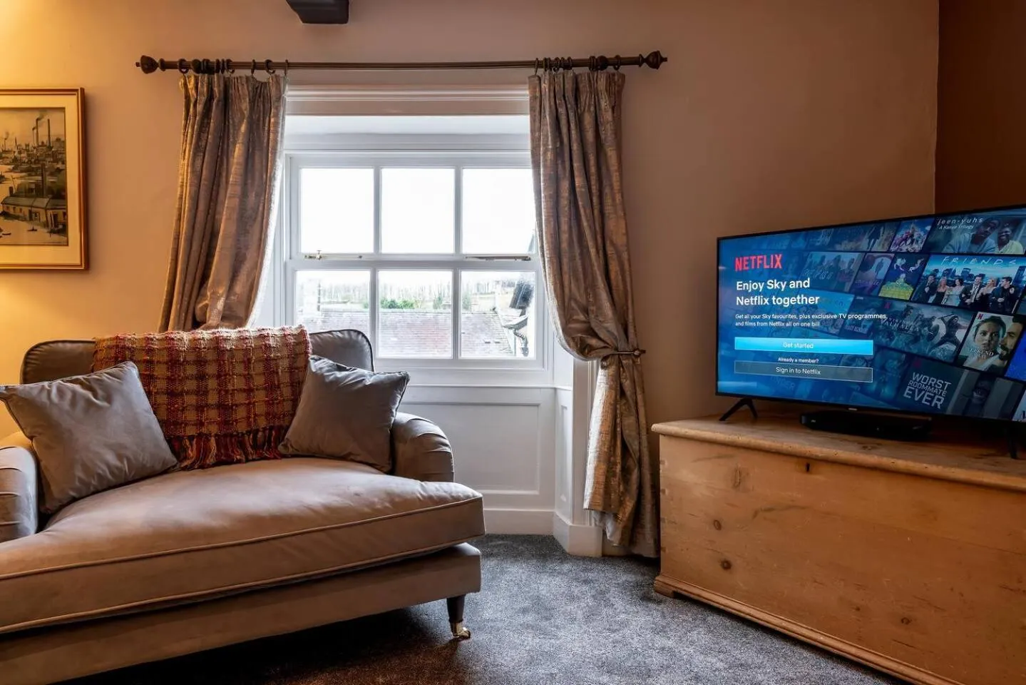 TV and multimedia in Royal View Apartments