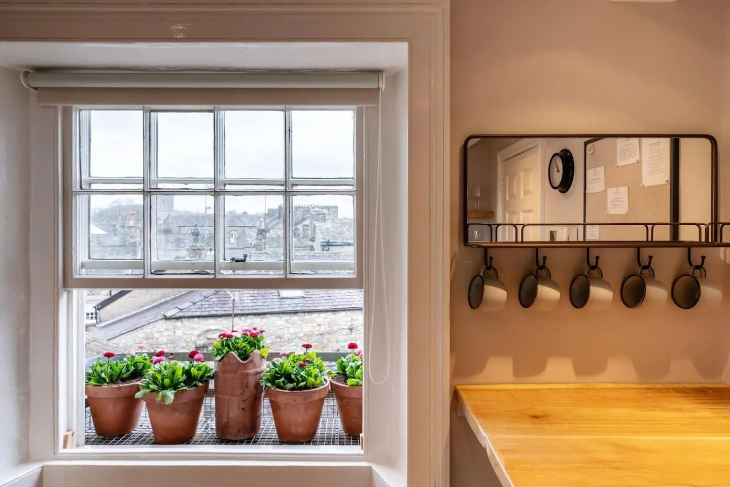 Kitchen or kitchenette in Royal View Apartments