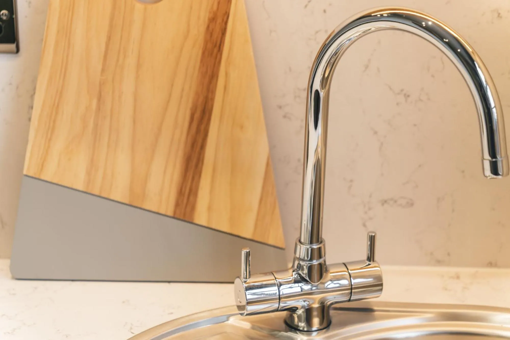 Kitchen or kitchenette in Royal View Apartments