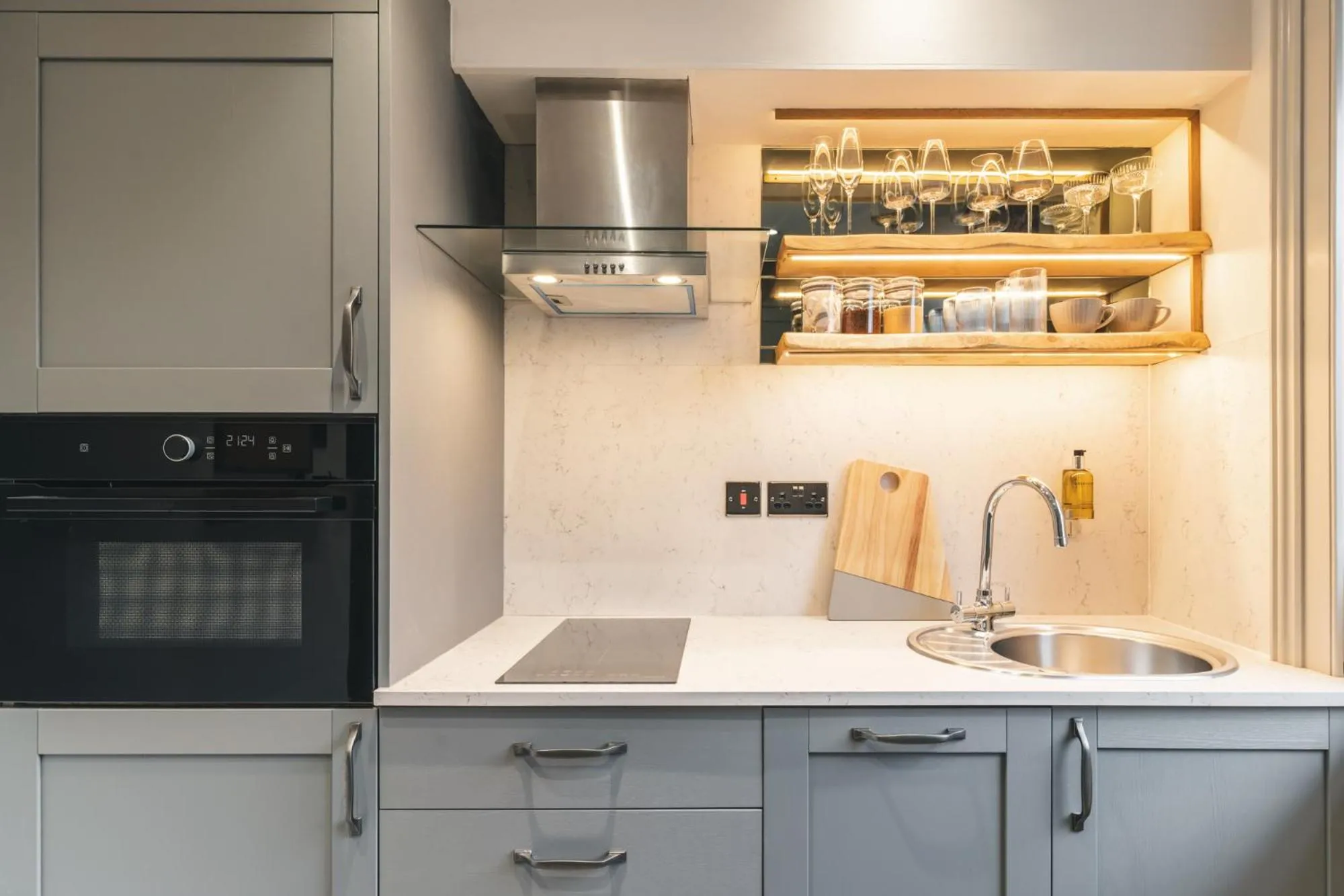 Kitchen or kitchenette in Royal View Apartments