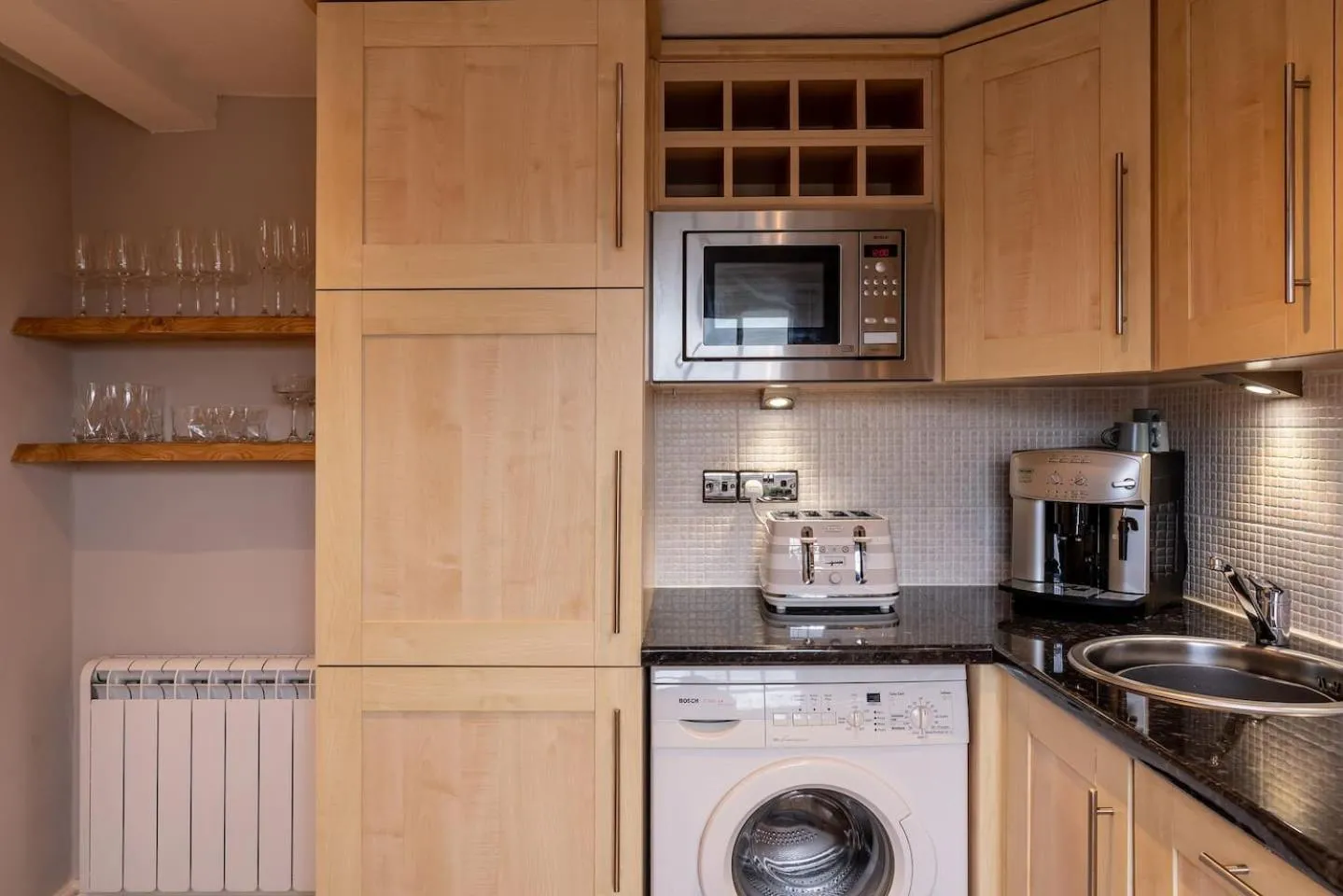 Coffee/tea facilities in Royal View Apartments