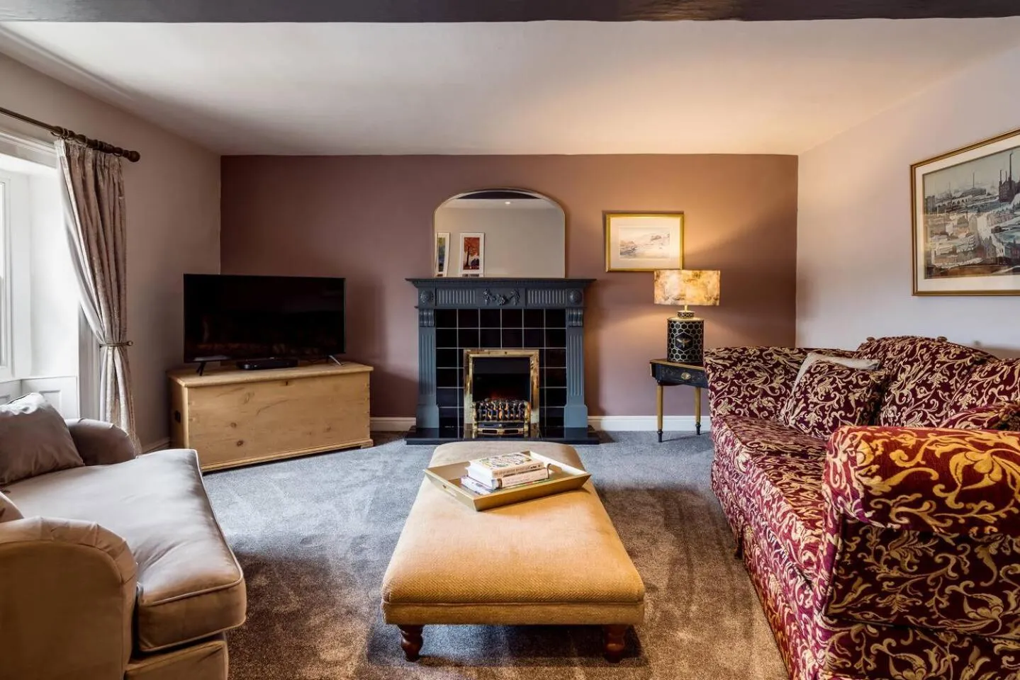 TV and multimedia in Royal View Apartments