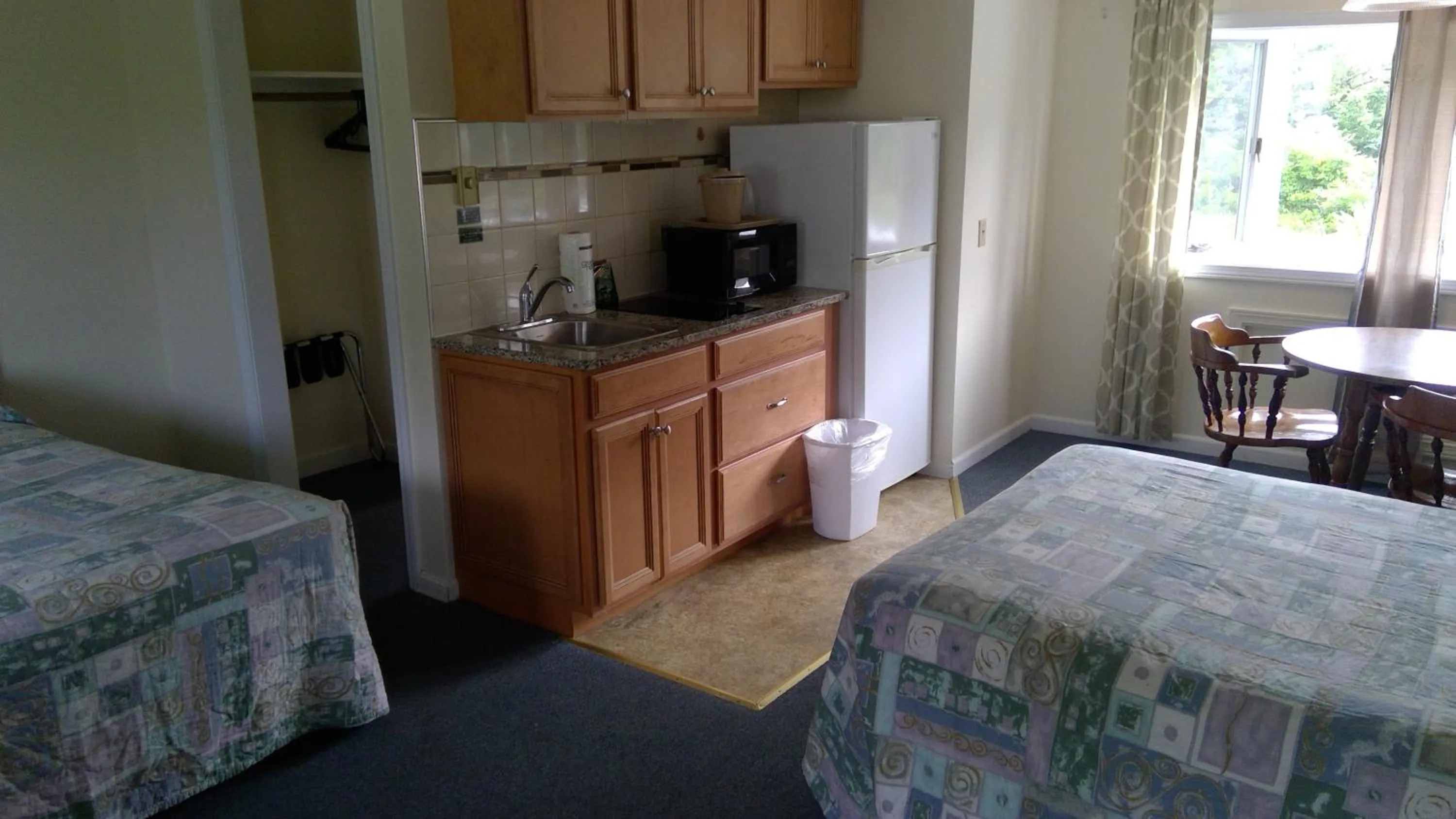 Bed in VILLAGE GREEN MOTEL