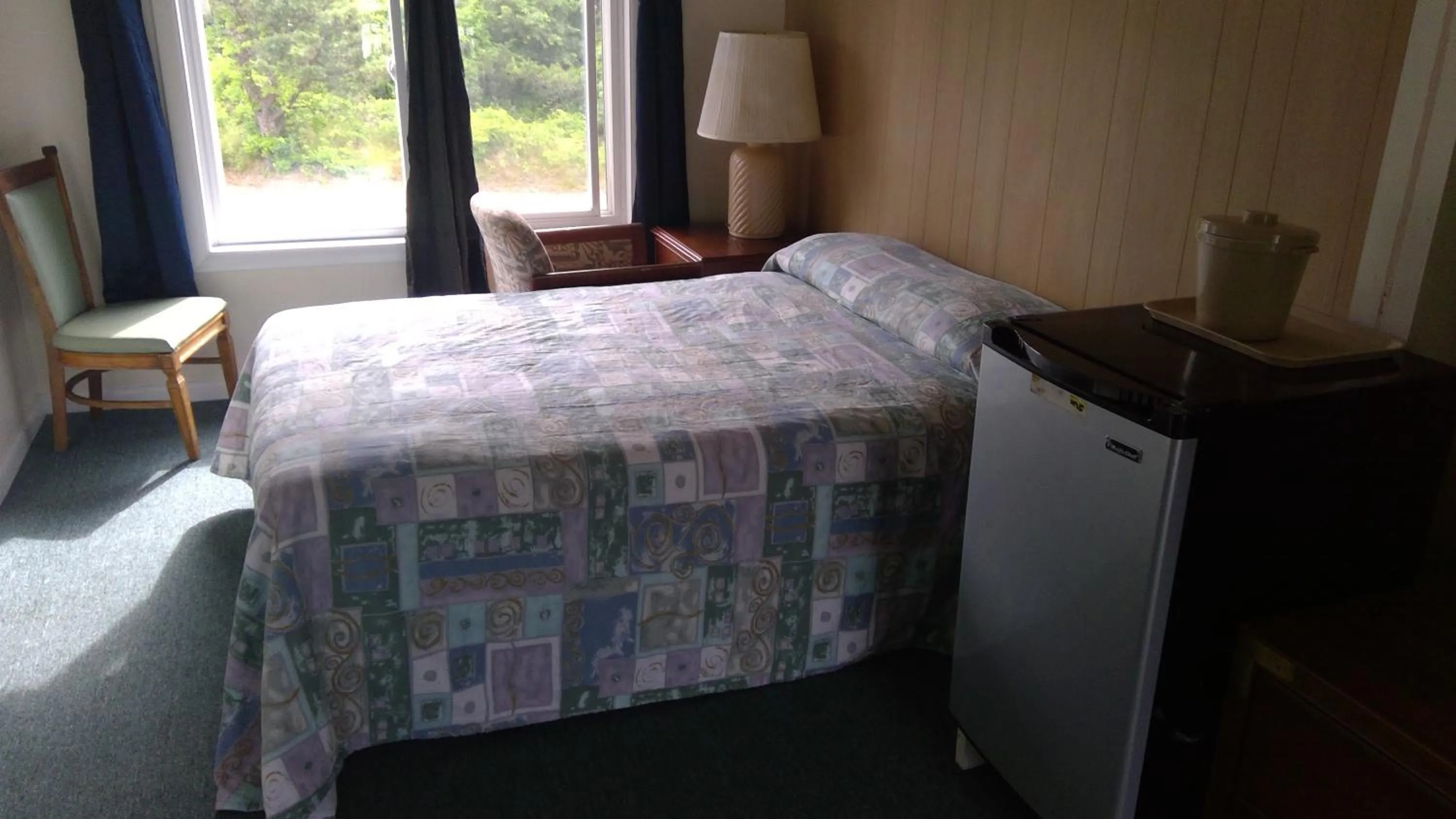 Bed in VILLAGE GREEN MOTEL
