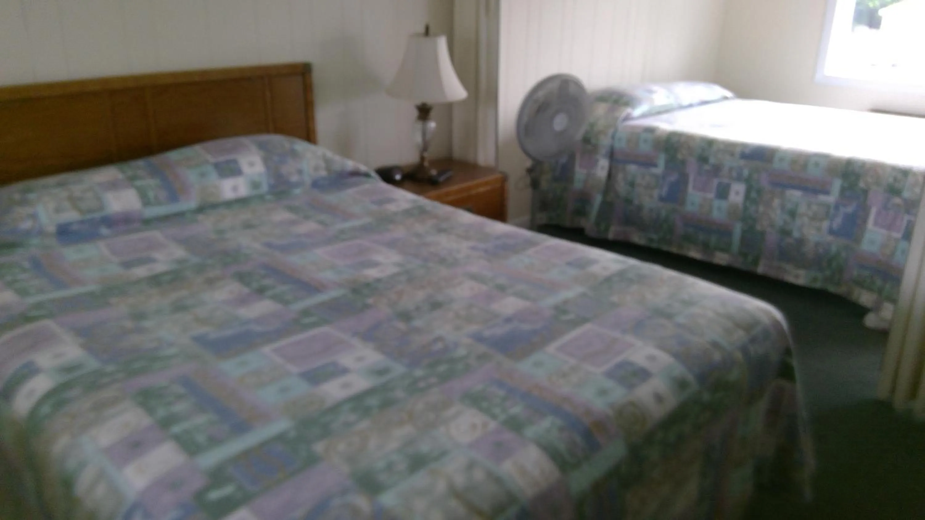 Bed in VILLAGE GREEN MOTEL