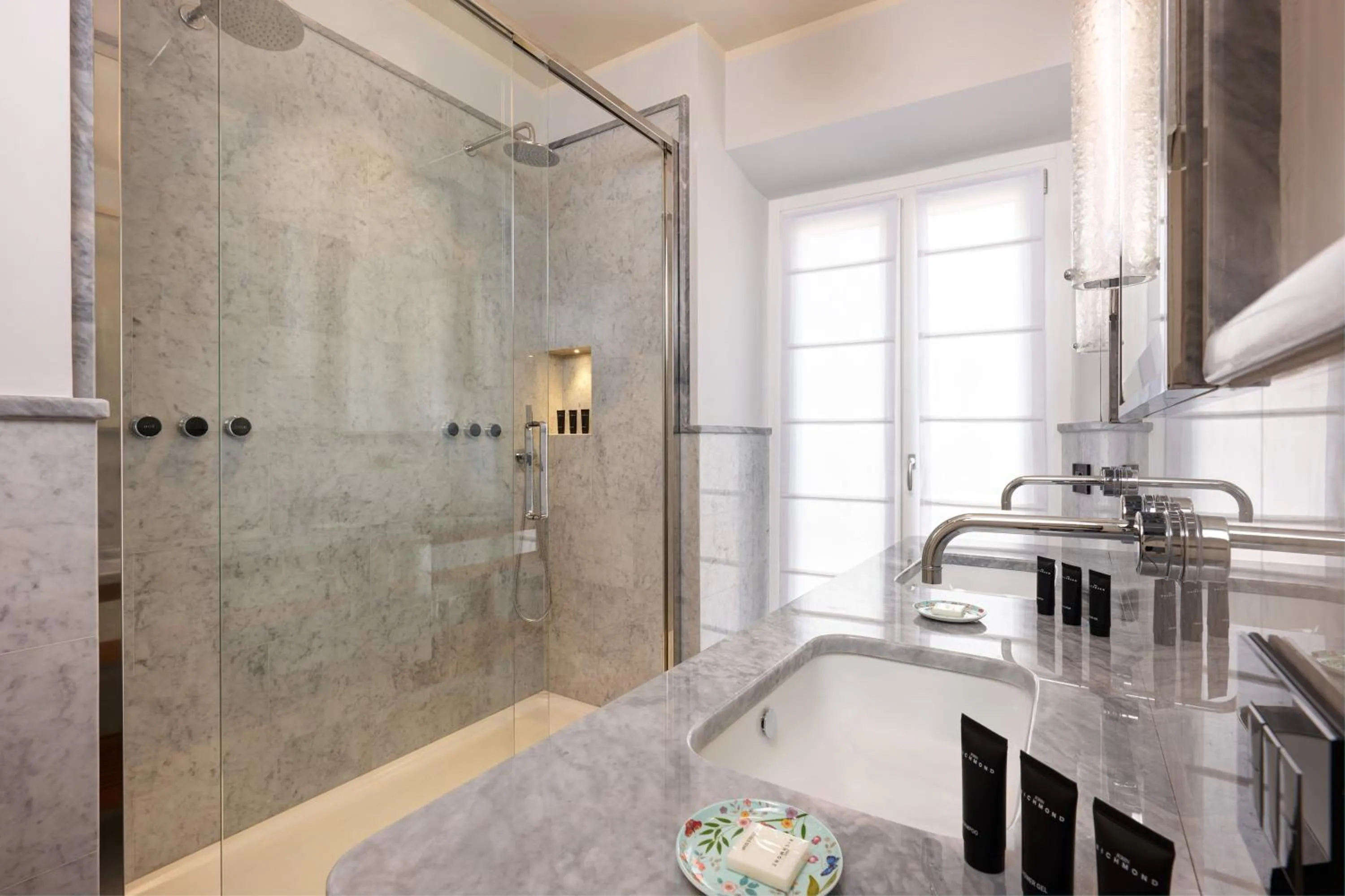 Shower in TB Place Roma