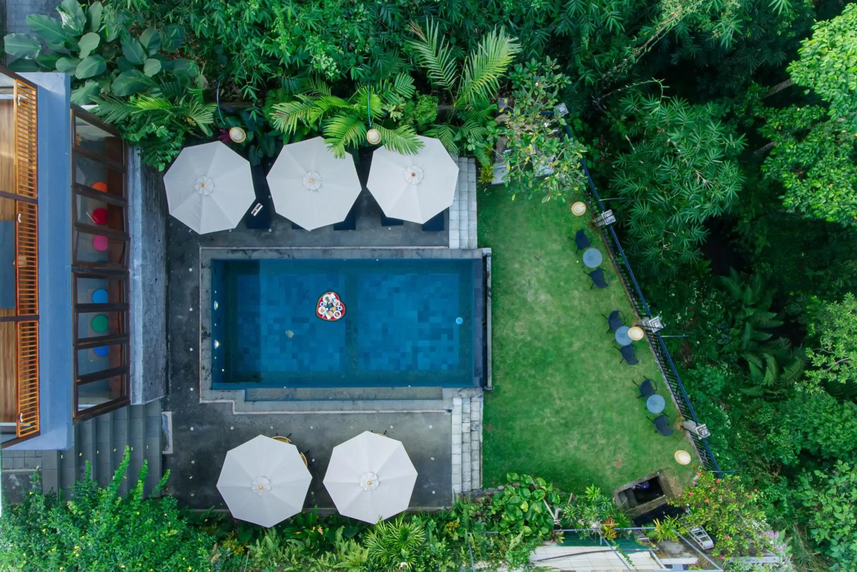 Swimming pool in Ahamta Ubud by Prasi