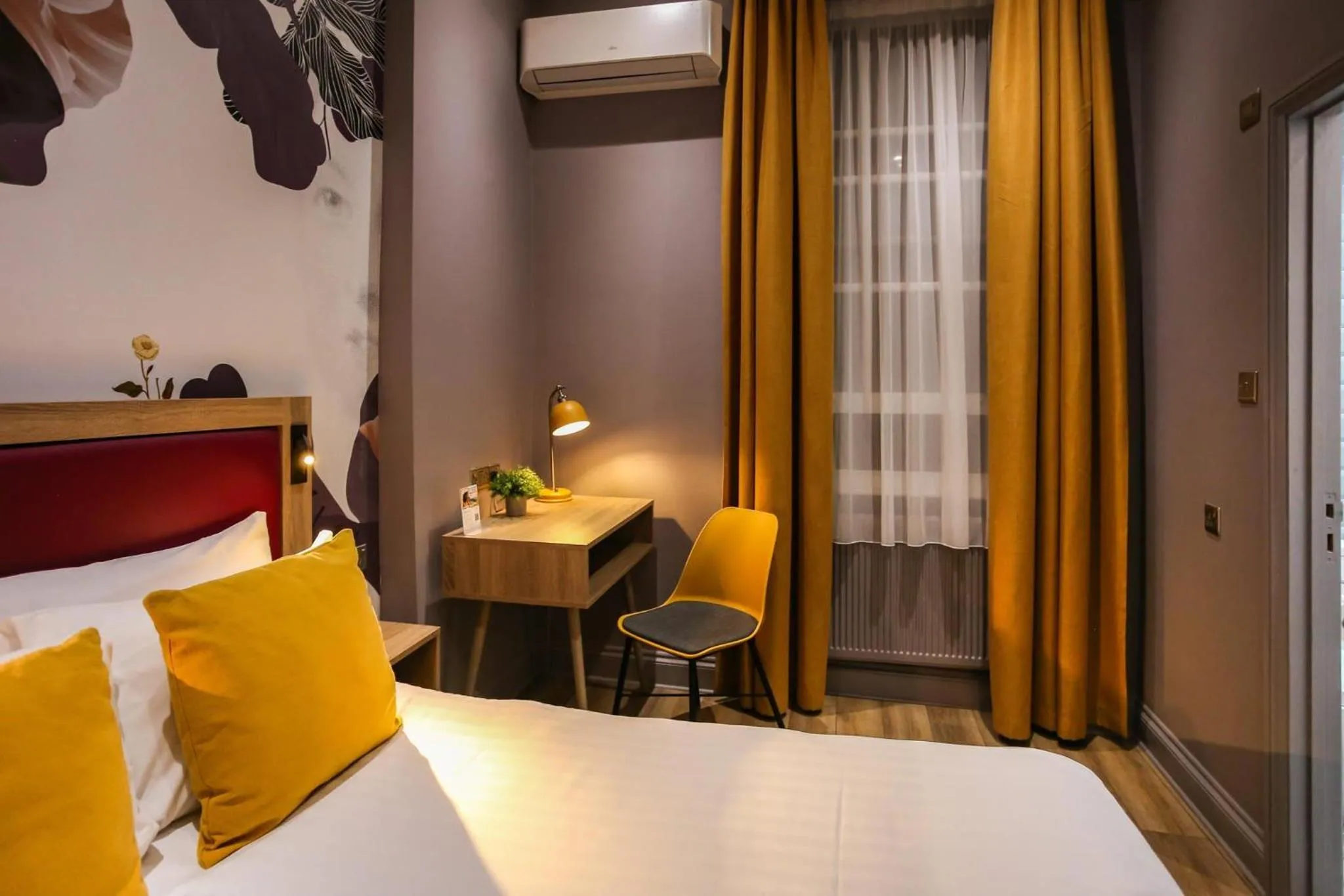 Bedroom, Bed in Comfort Inn Victoria