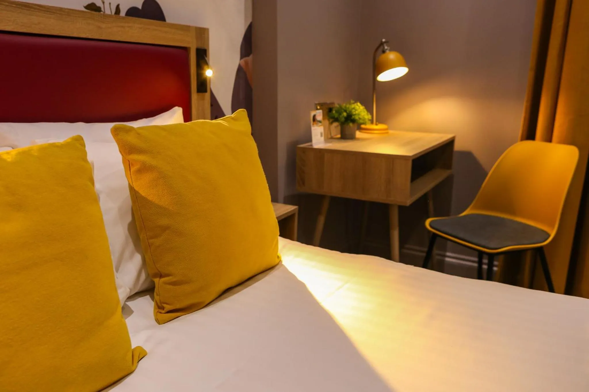 Bed in Comfort Inn Victoria