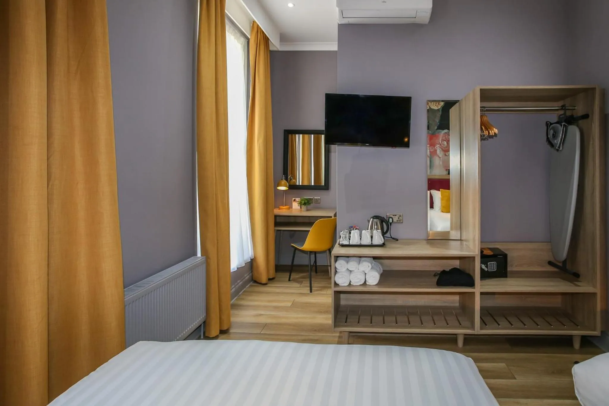 Bed in Comfort Inn Victoria