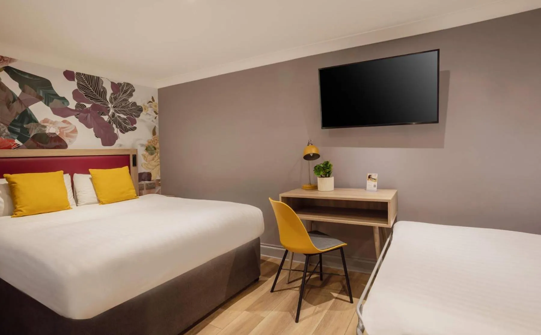 Bedroom, Bed in Comfort Inn Victoria