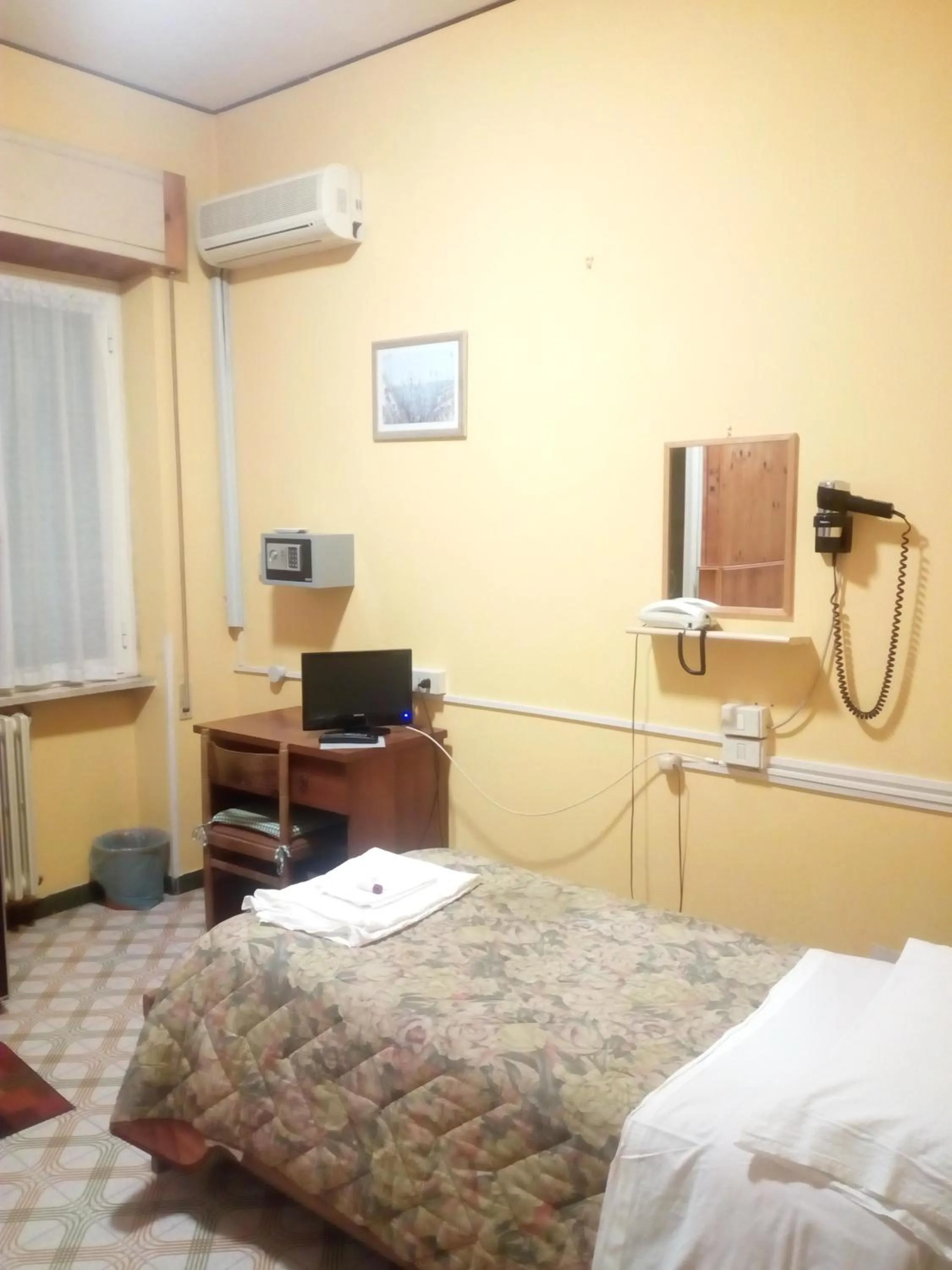 air conditioner, TV/Entertainment Center in Albergo Da Peppino