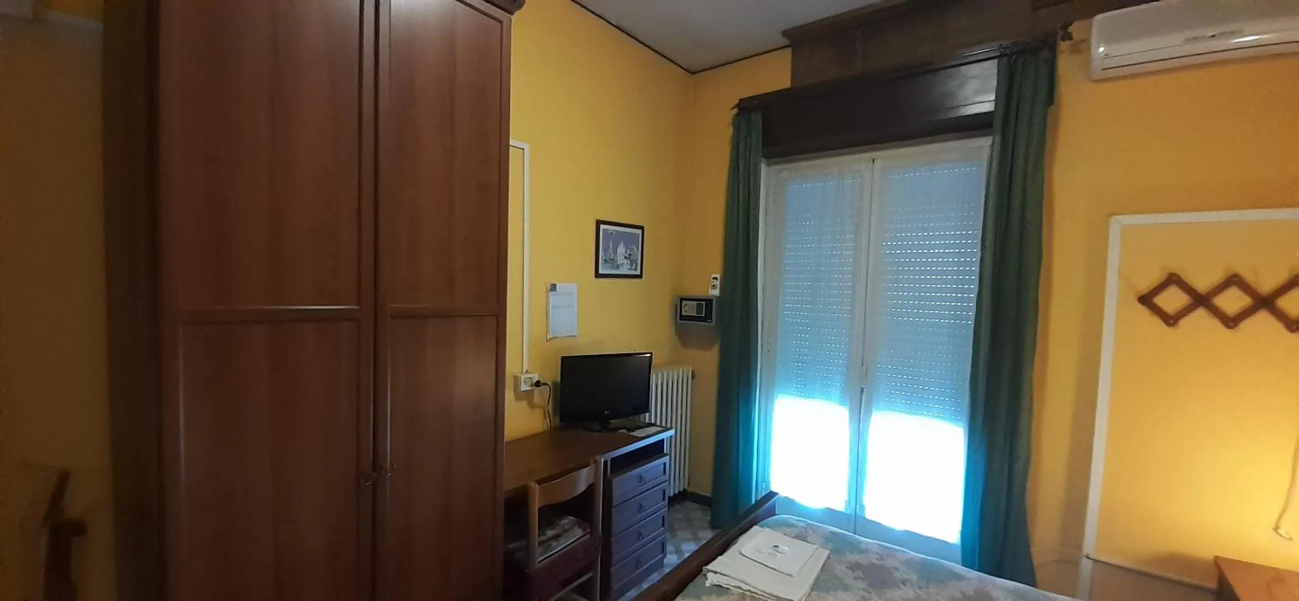 TV and multimedia, TV/Entertainment Center in Albergo Da Peppino