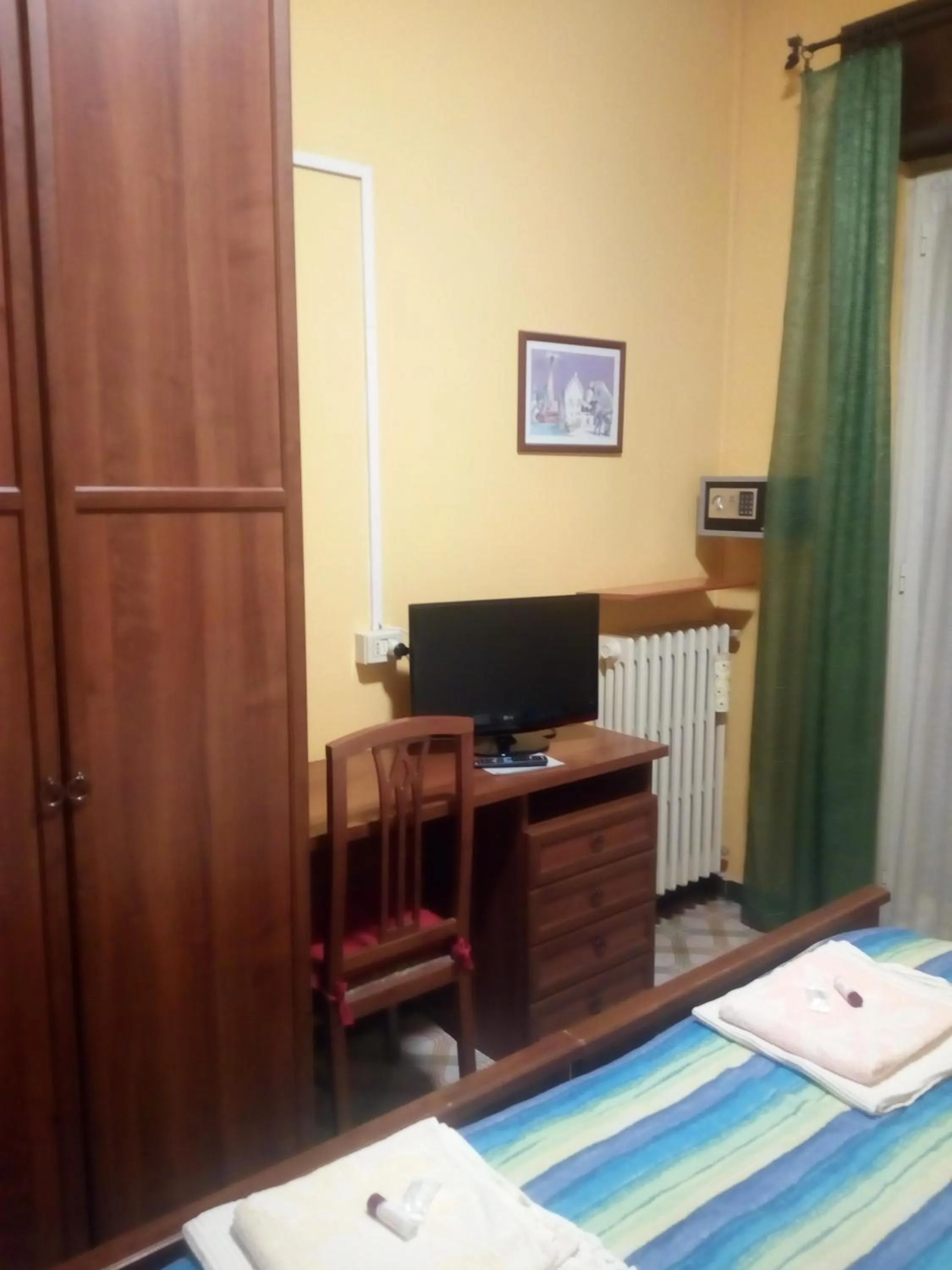 TV and multimedia, TV/Entertainment Center in Albergo Da Peppino