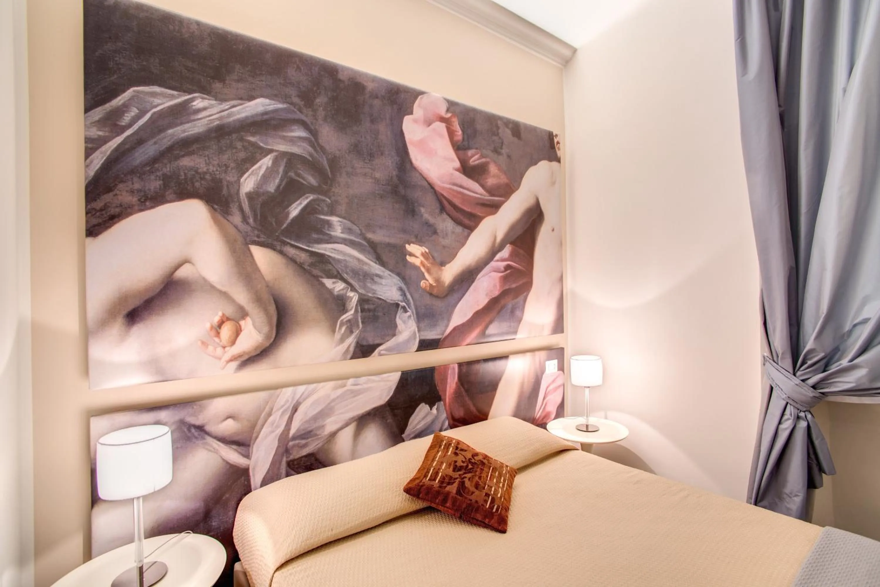 Decorative detail, Bed in Roma In Una Stanza Guesthouse