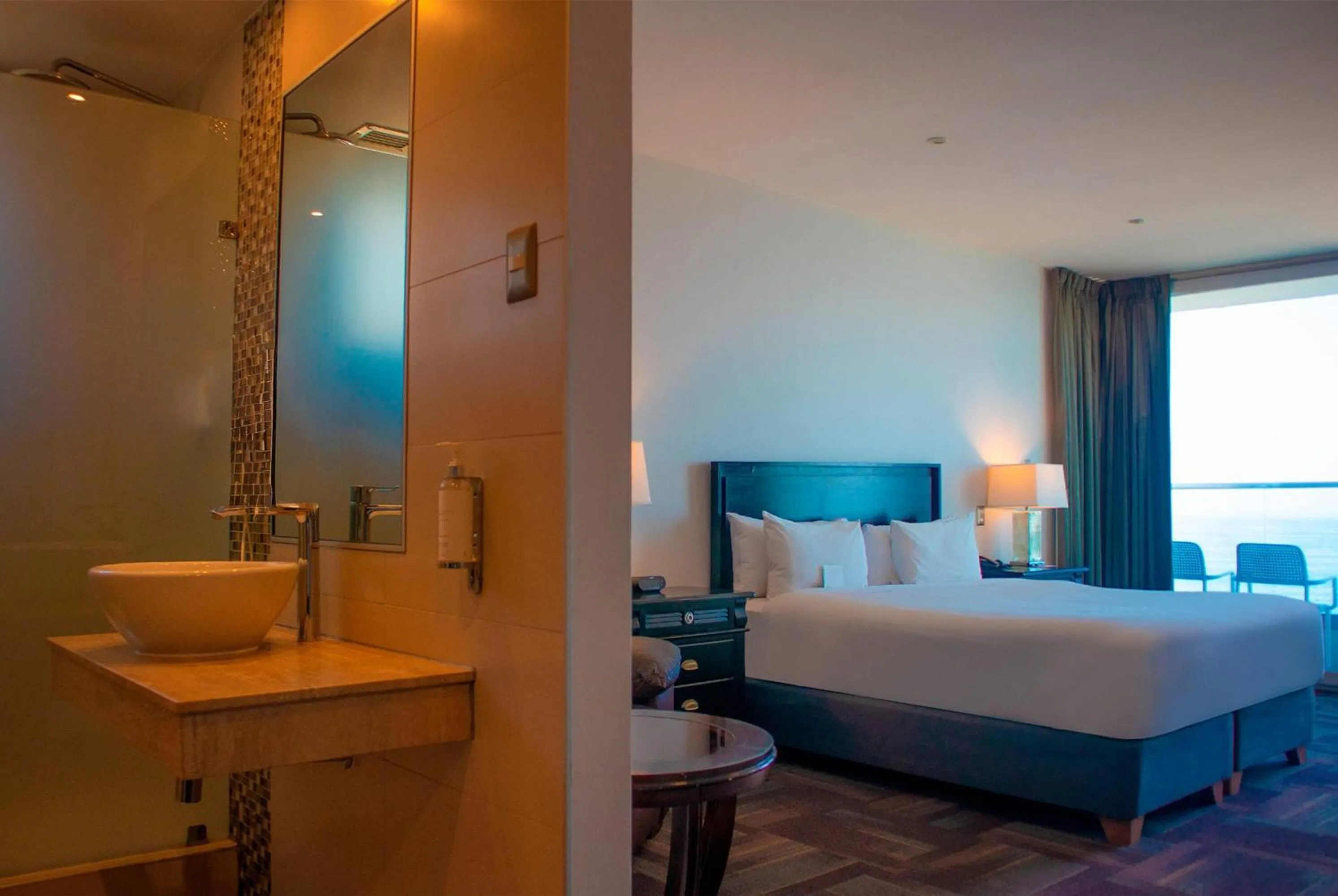 Photo of the whole room, Bed in Wyndham Garden Antofagasta Pettra