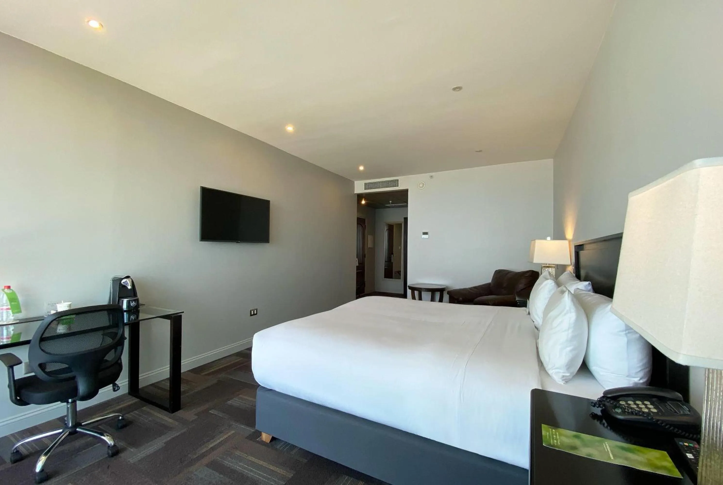 Photo of the whole room, Bed in Wyndham Garden Antofagasta Pettra