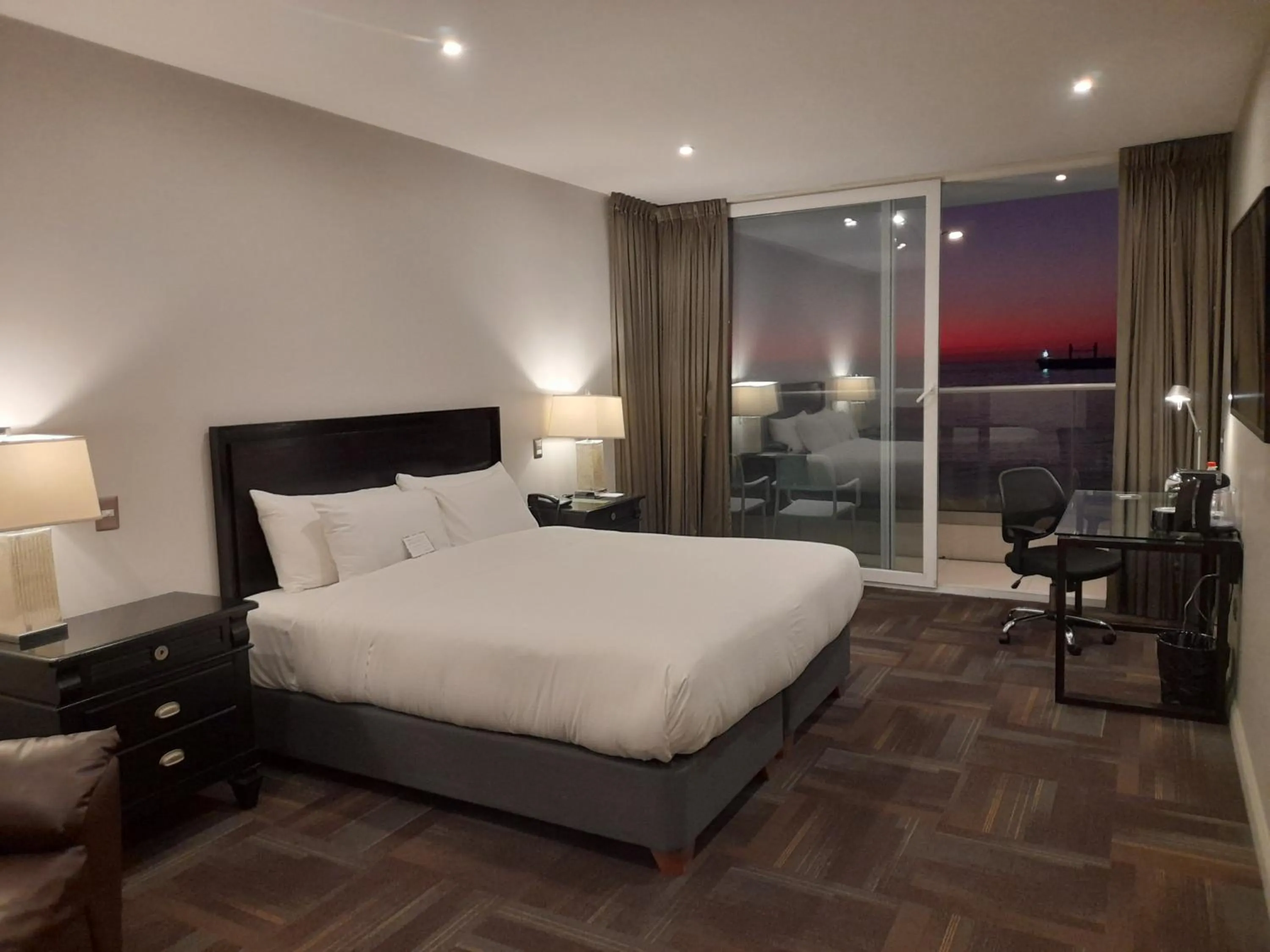 Balcony/Terrace, Bed in Wyndham Garden Antofagasta Pettra