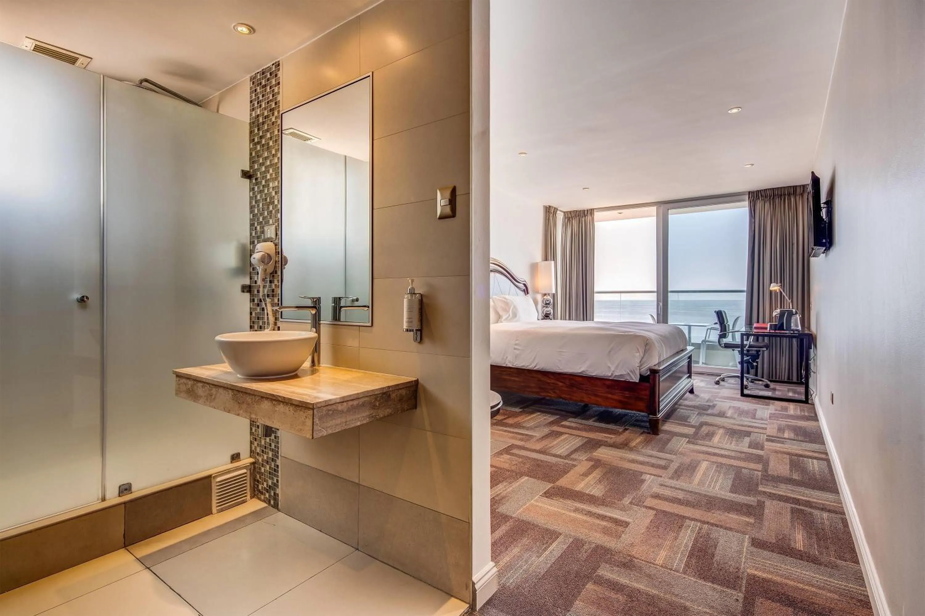 Bathroom, Bed in Wyndham Garden Antofagasta Pettra