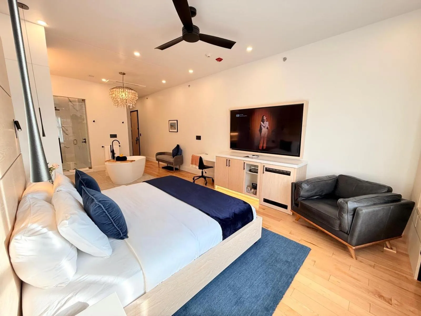 Bedroom, Bed in Cribs on Main