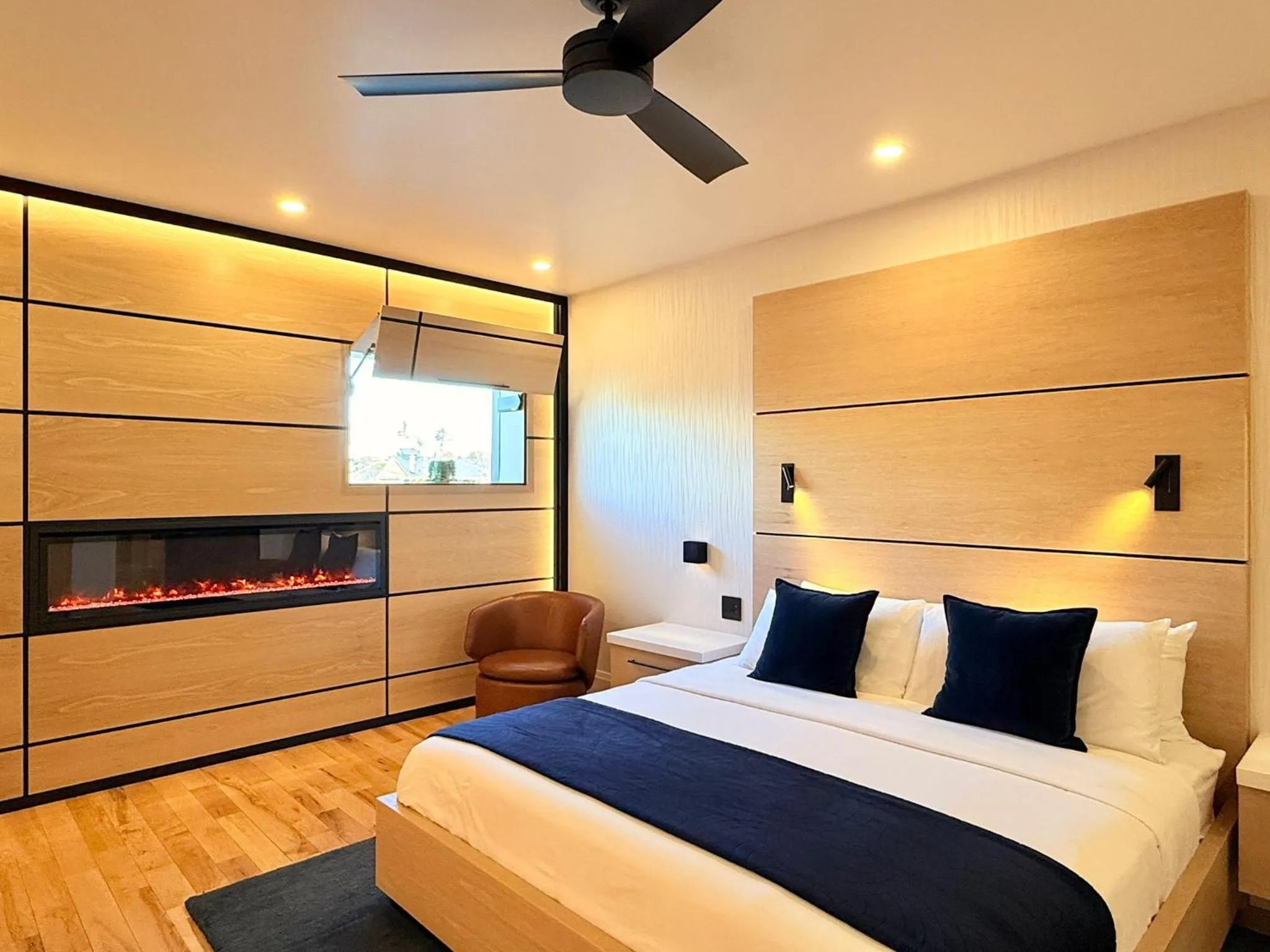 Bedroom, Bed in Cribs on Main