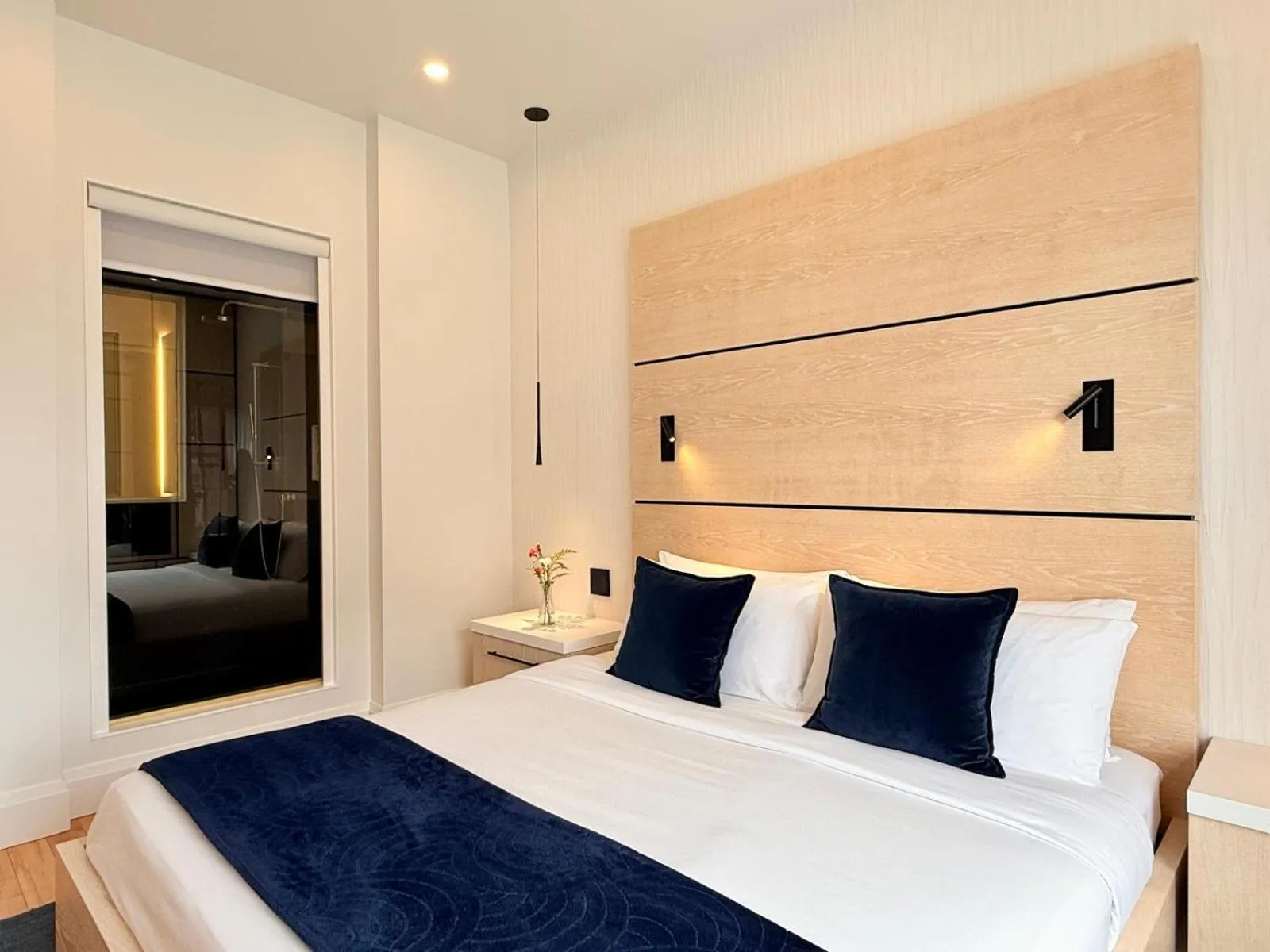 Bedroom, Bed in Cribs on Main