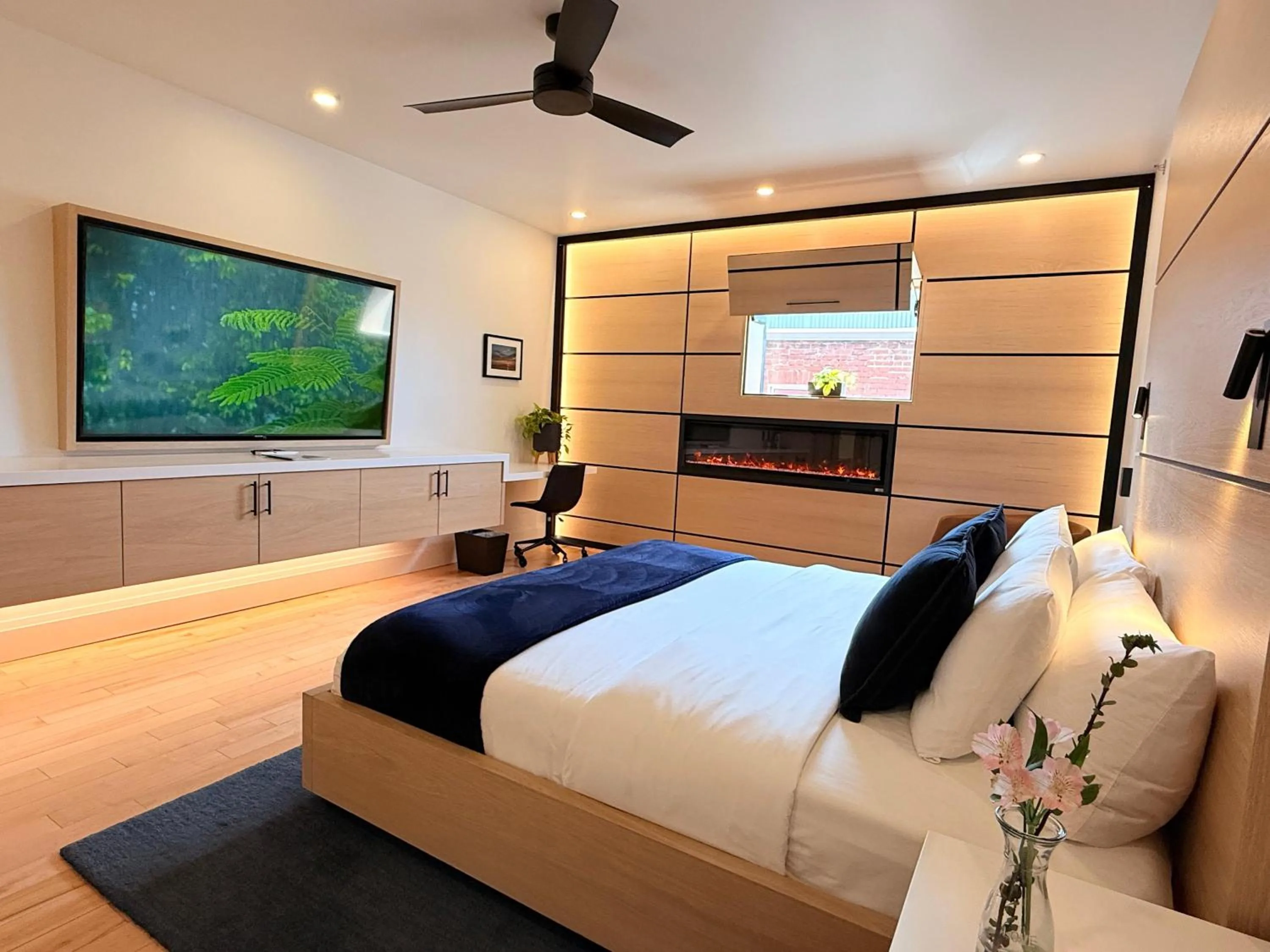 Bedroom, Bed in Cribs on Main