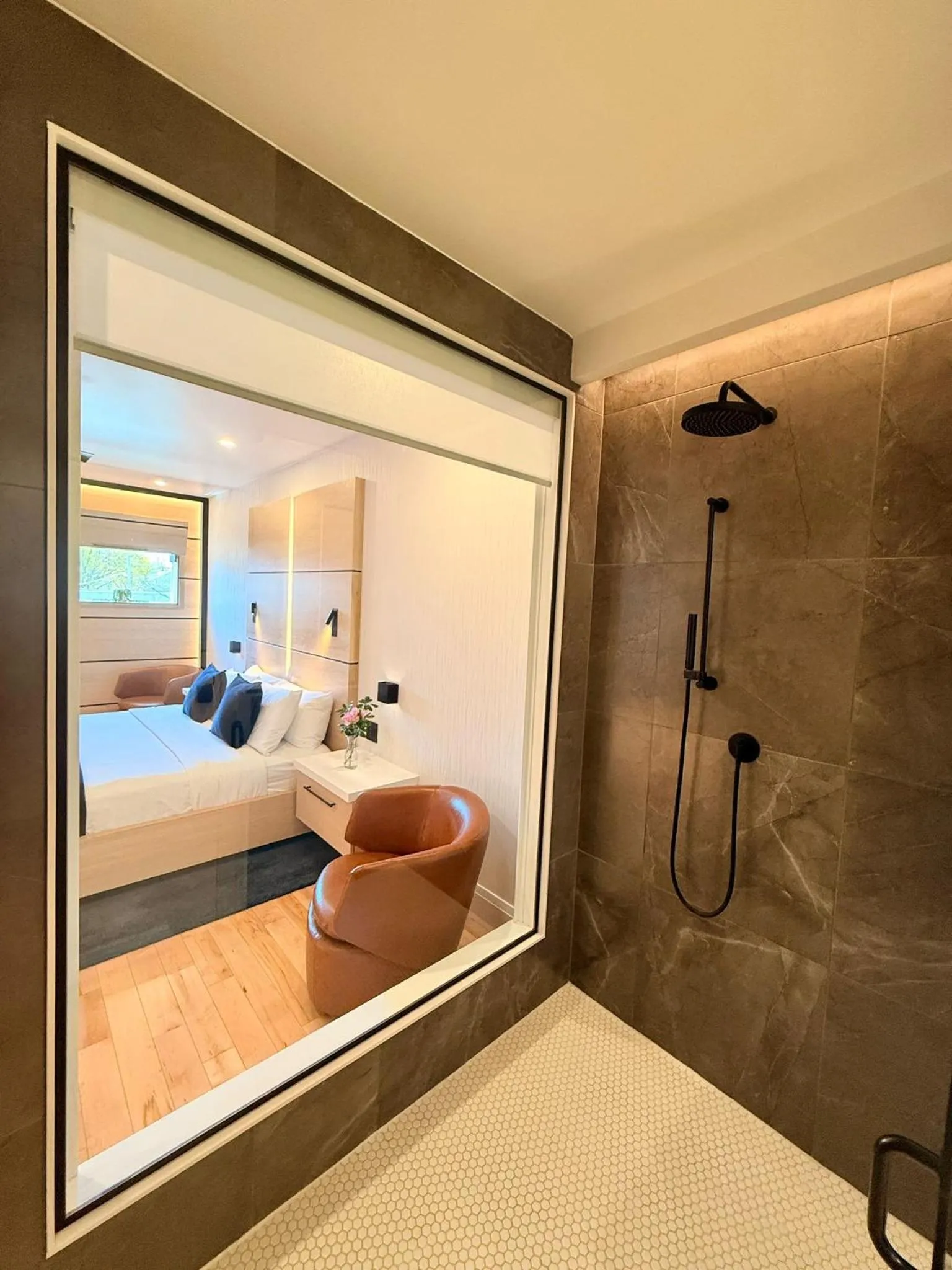 Bathroom, Bed in Cribs on Main