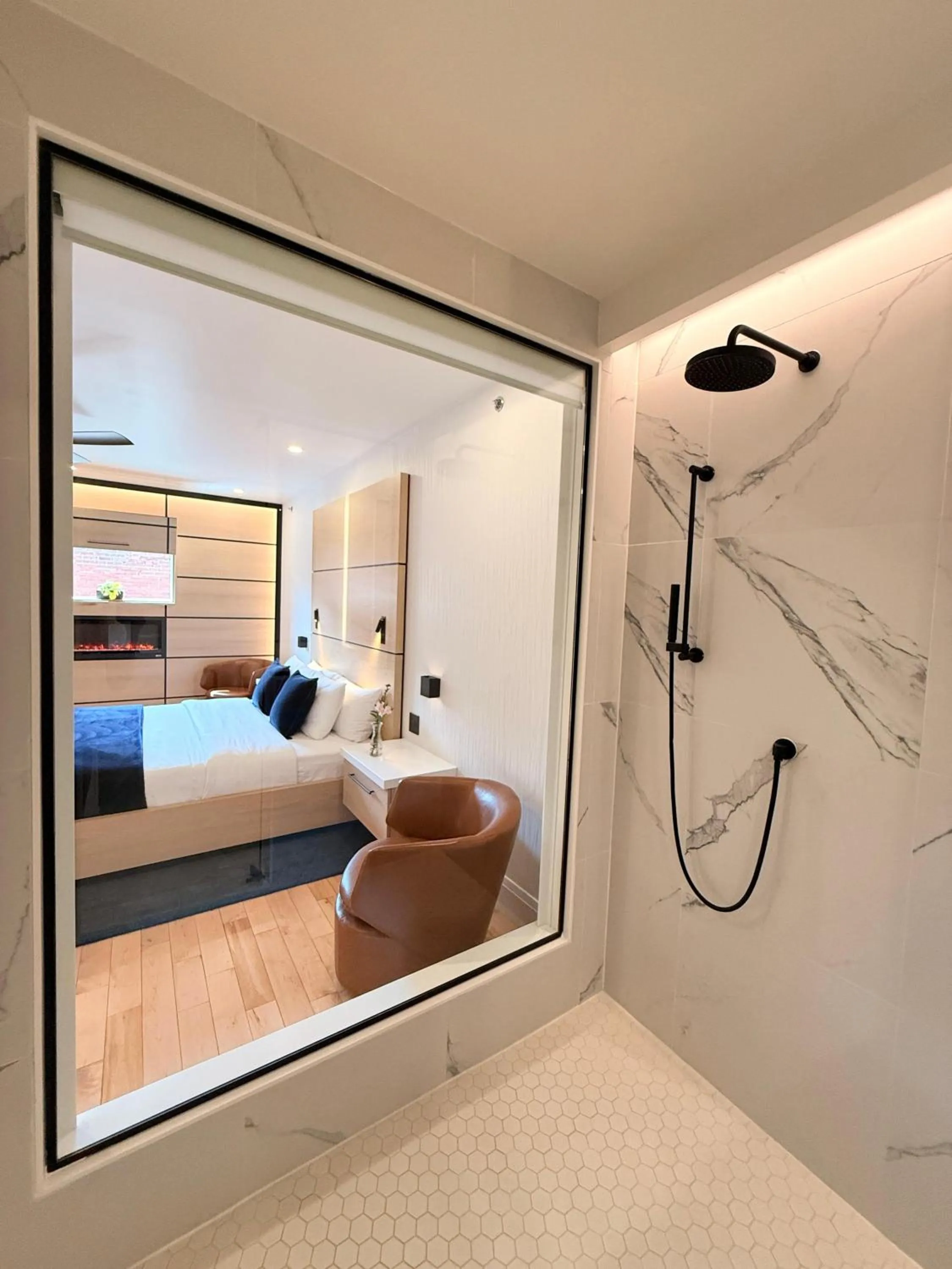 Shower, Bed in Cribs on Main