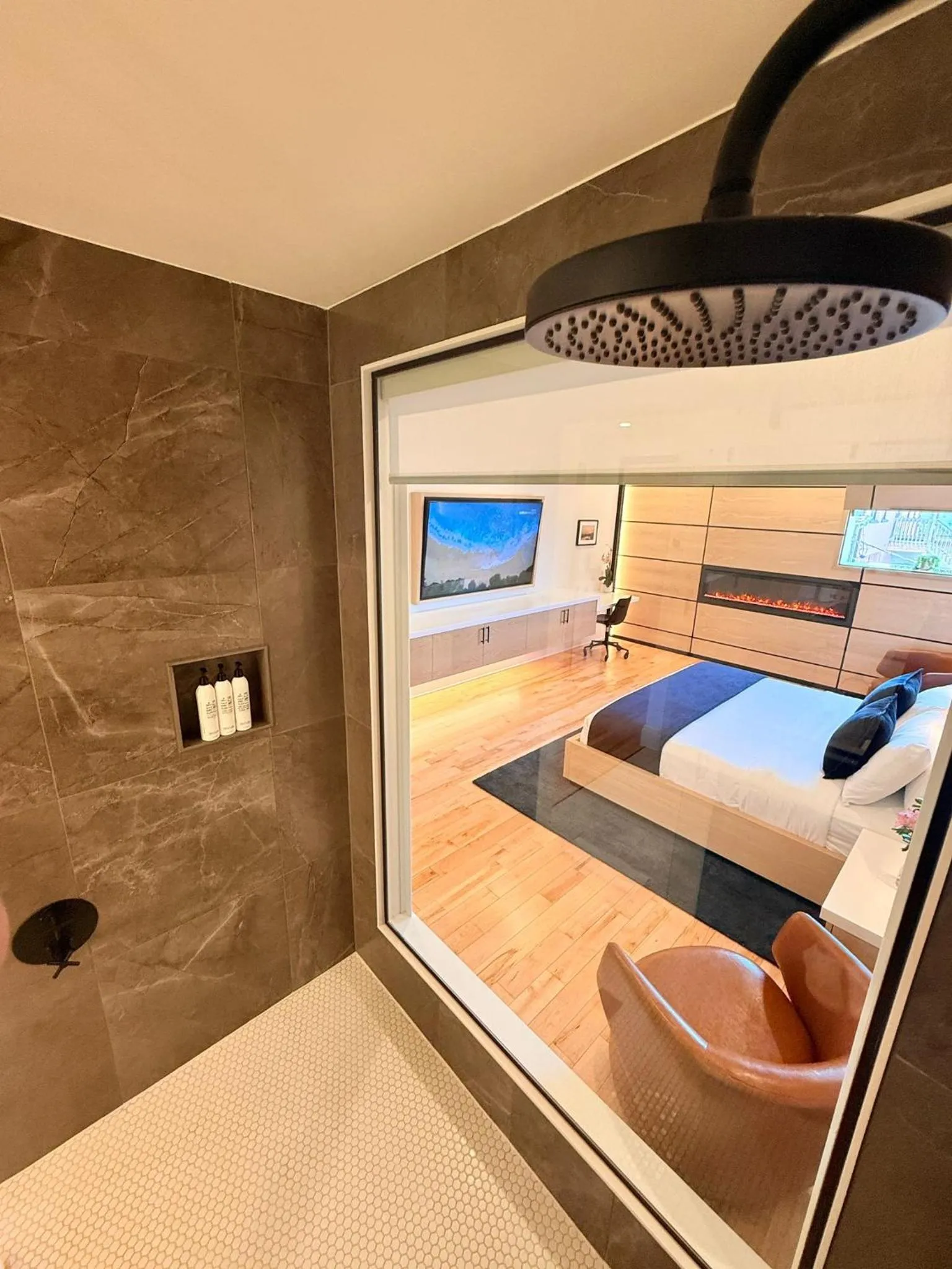 Shower, Bed in Cribs on Main