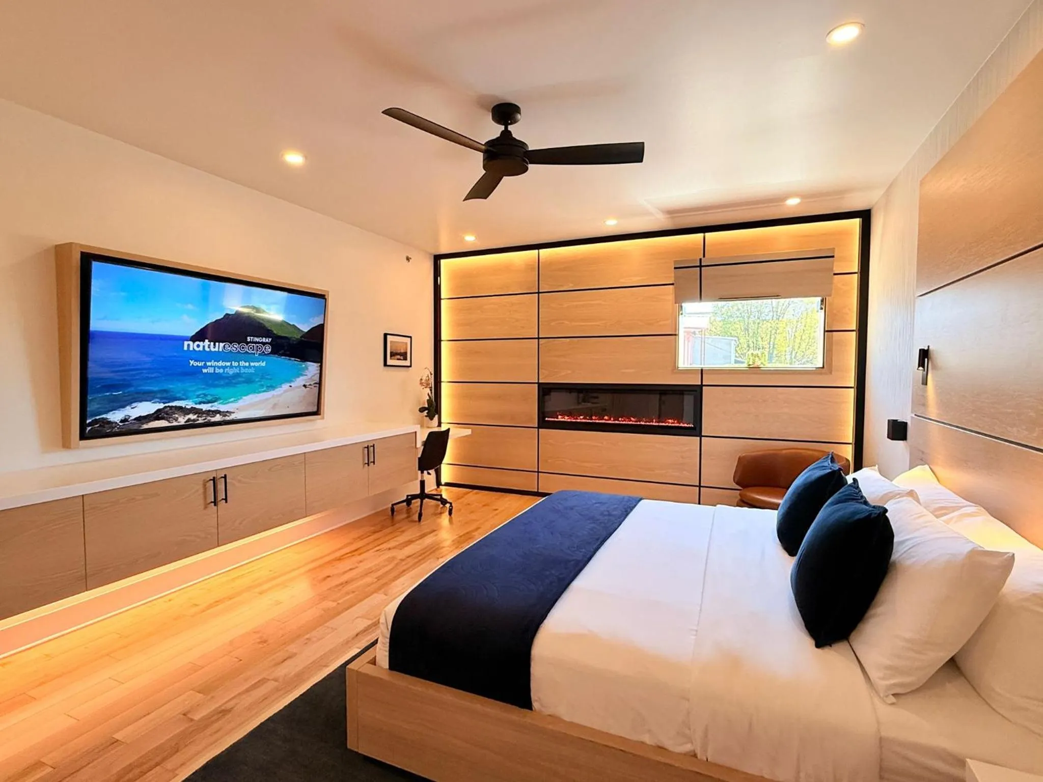 Bedroom, Bed in Cribs on Main