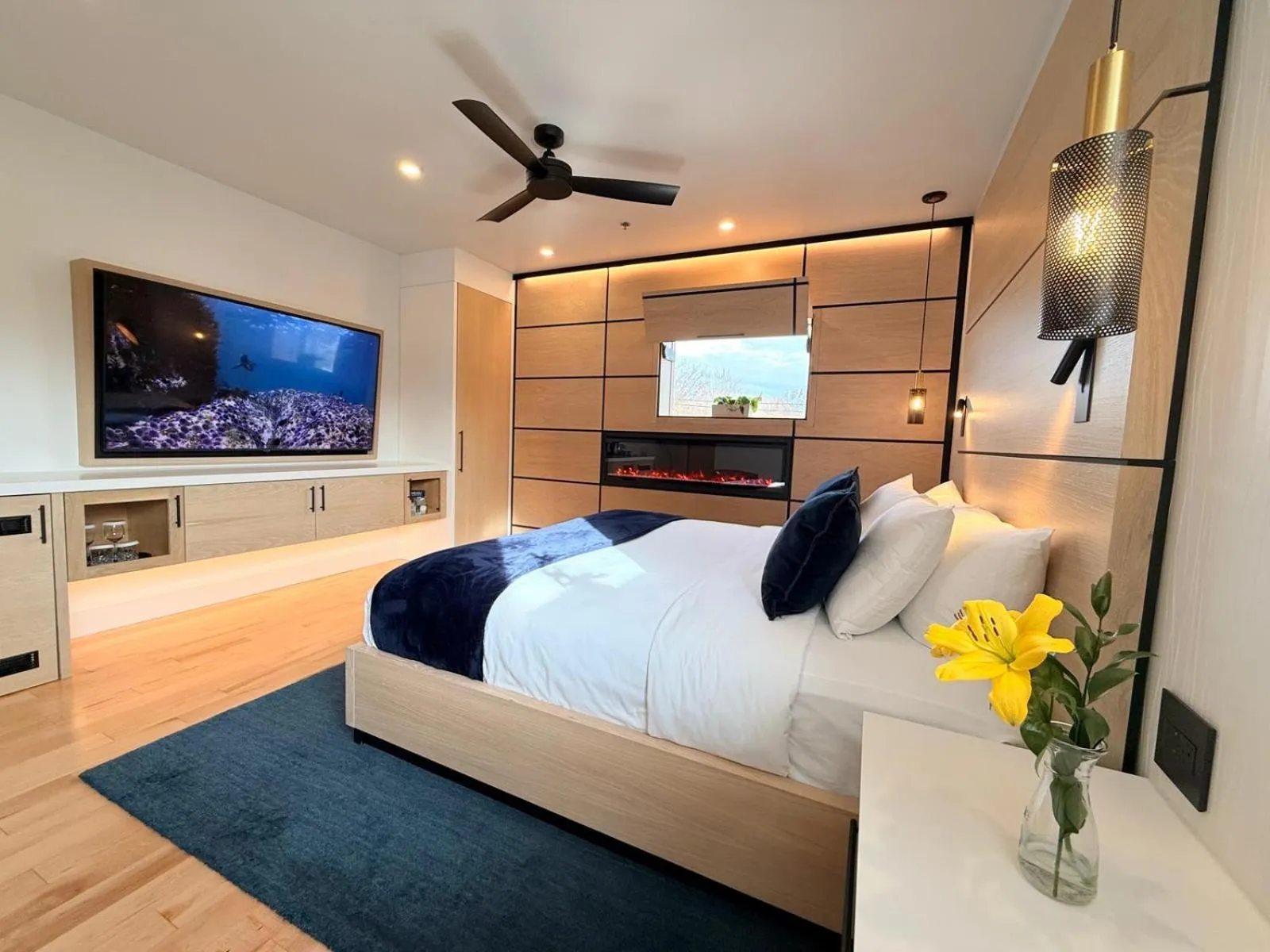 Bedroom, Bed in Cribs on Main