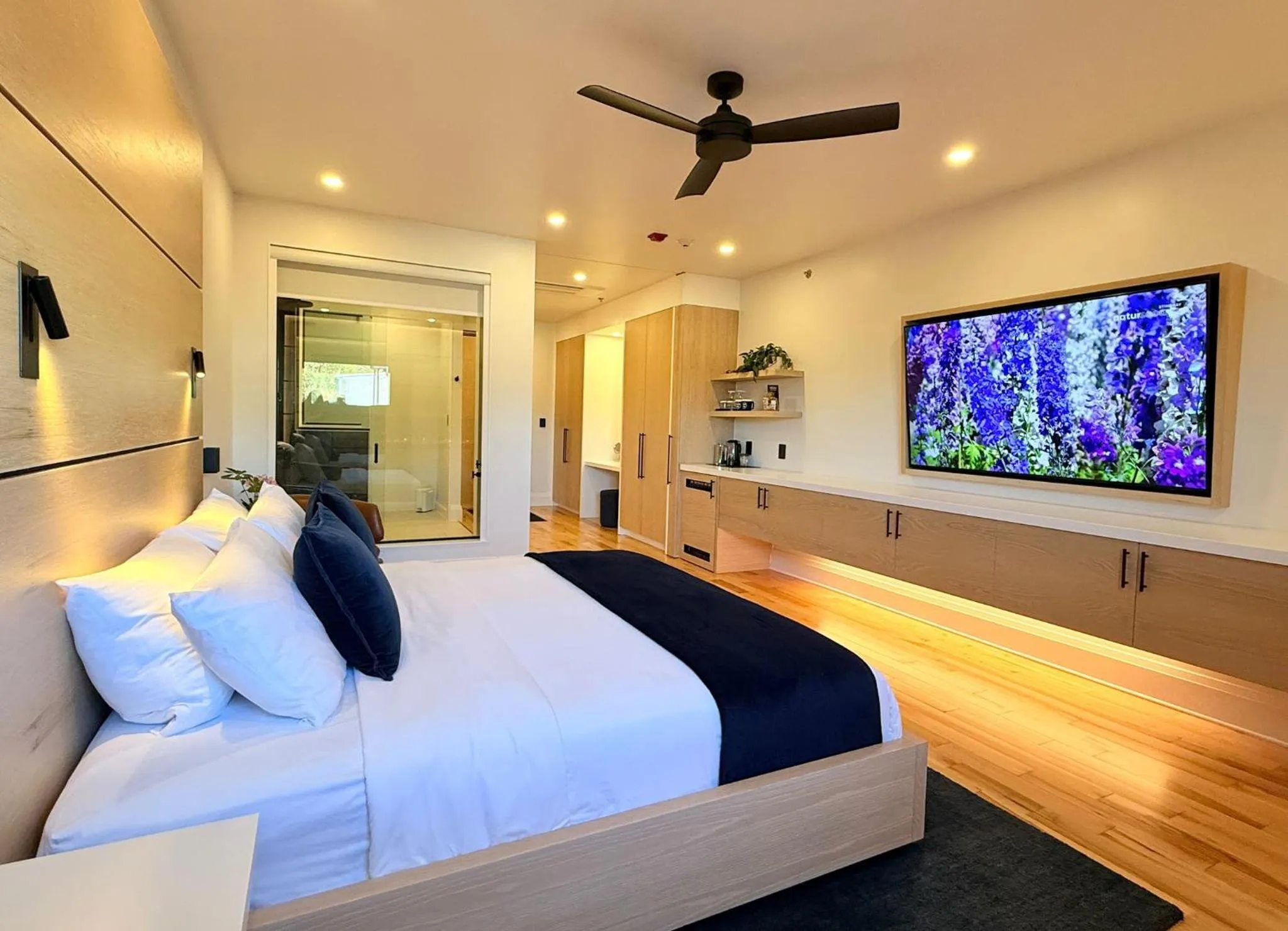 Bedroom, Bed in Cribs on Main