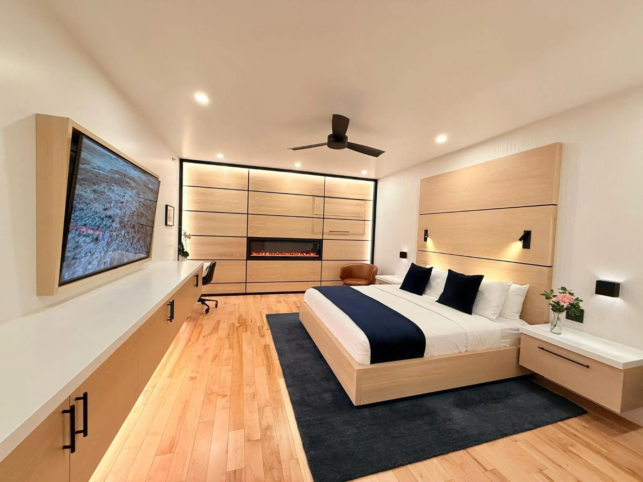 Bedroom, Bed in Cribs on Main