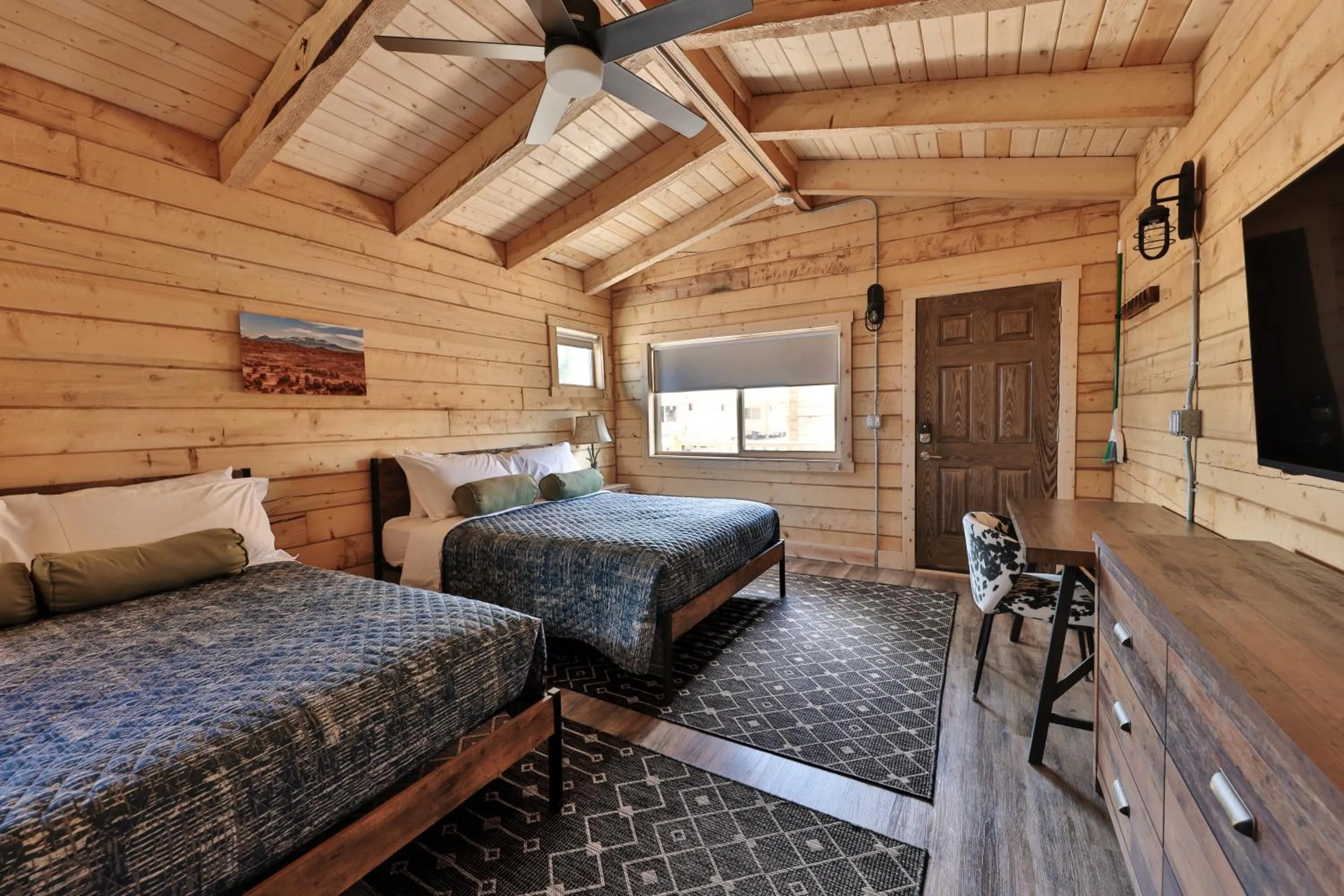 Communal lounge/ TV room, Bed in Muddy Creek Mining Company