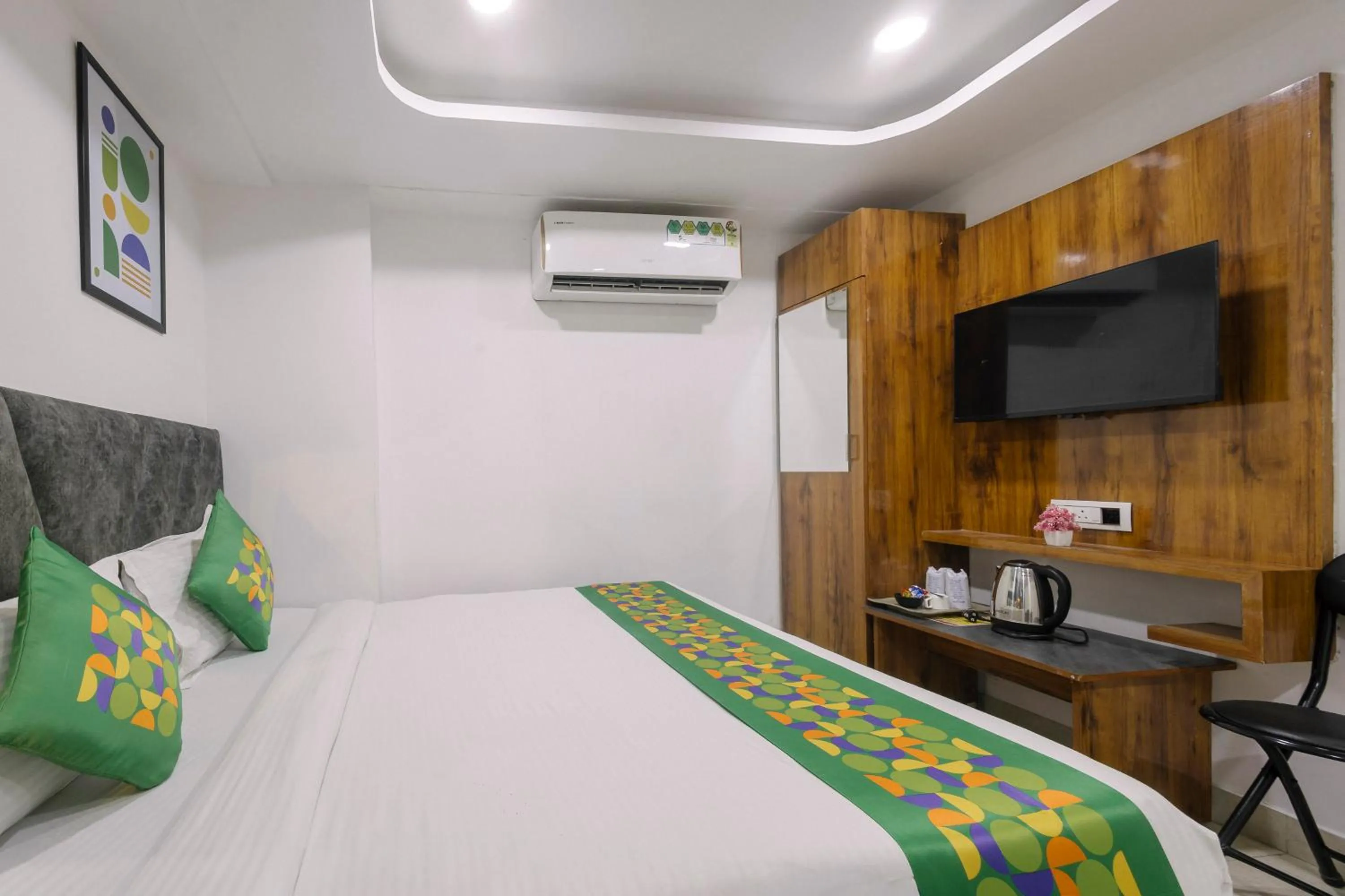 Bedroom, Bed in Treebo Prince Plaza