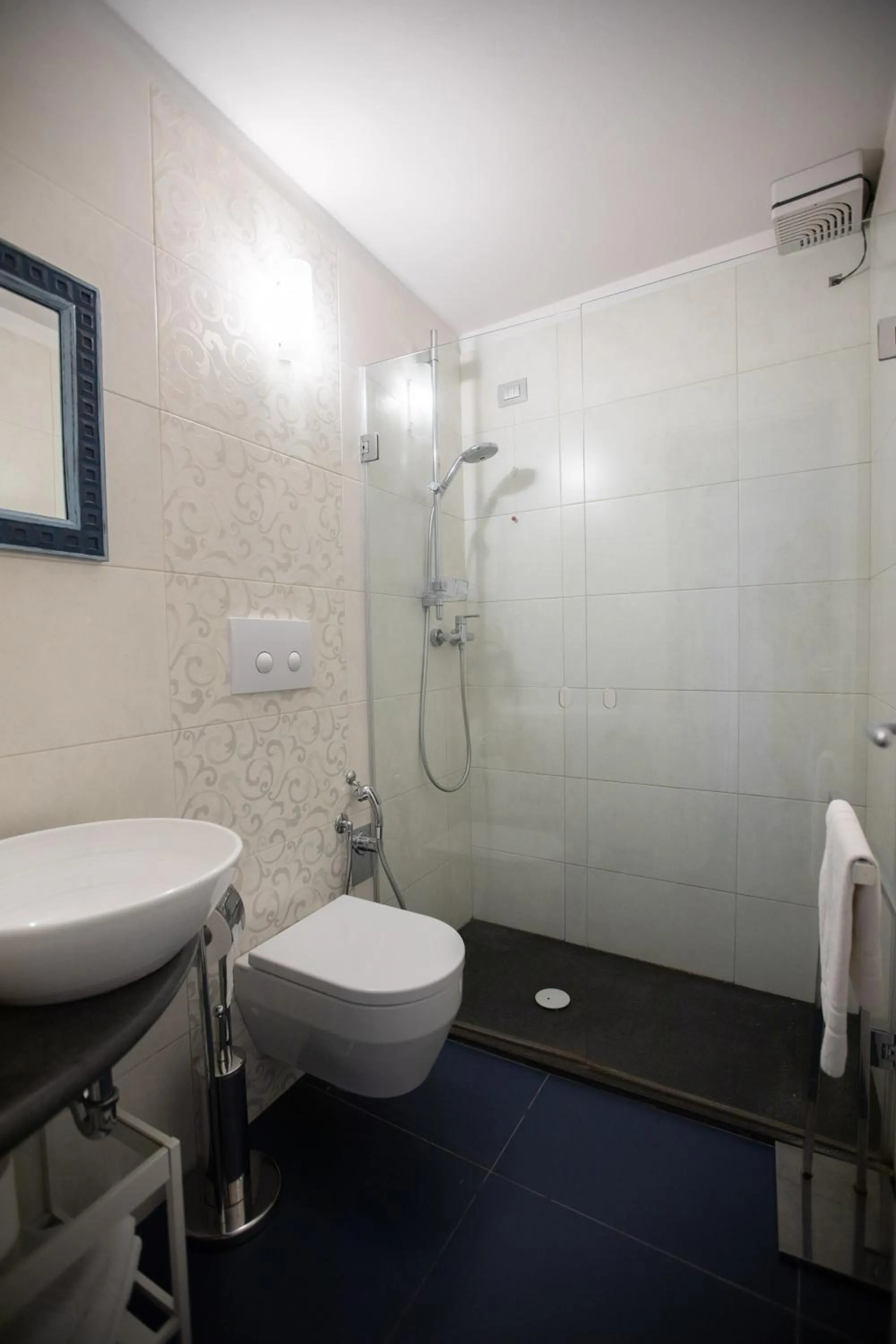 Shower in Il Gabbiano Relais in Stromboli