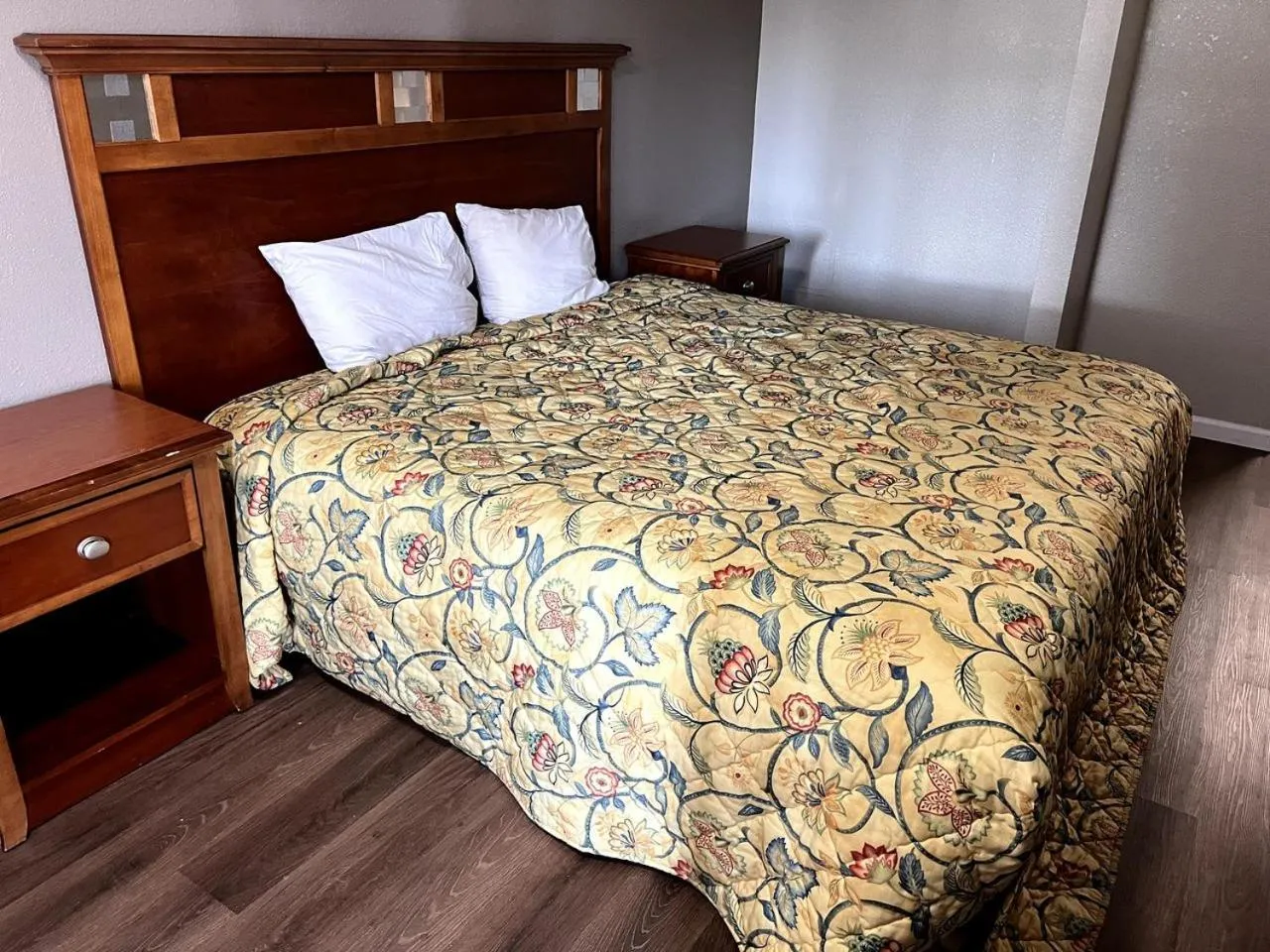 Bed in Budget Plaza Motel