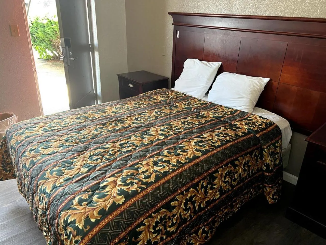 Bed in Budget Plaza Motel