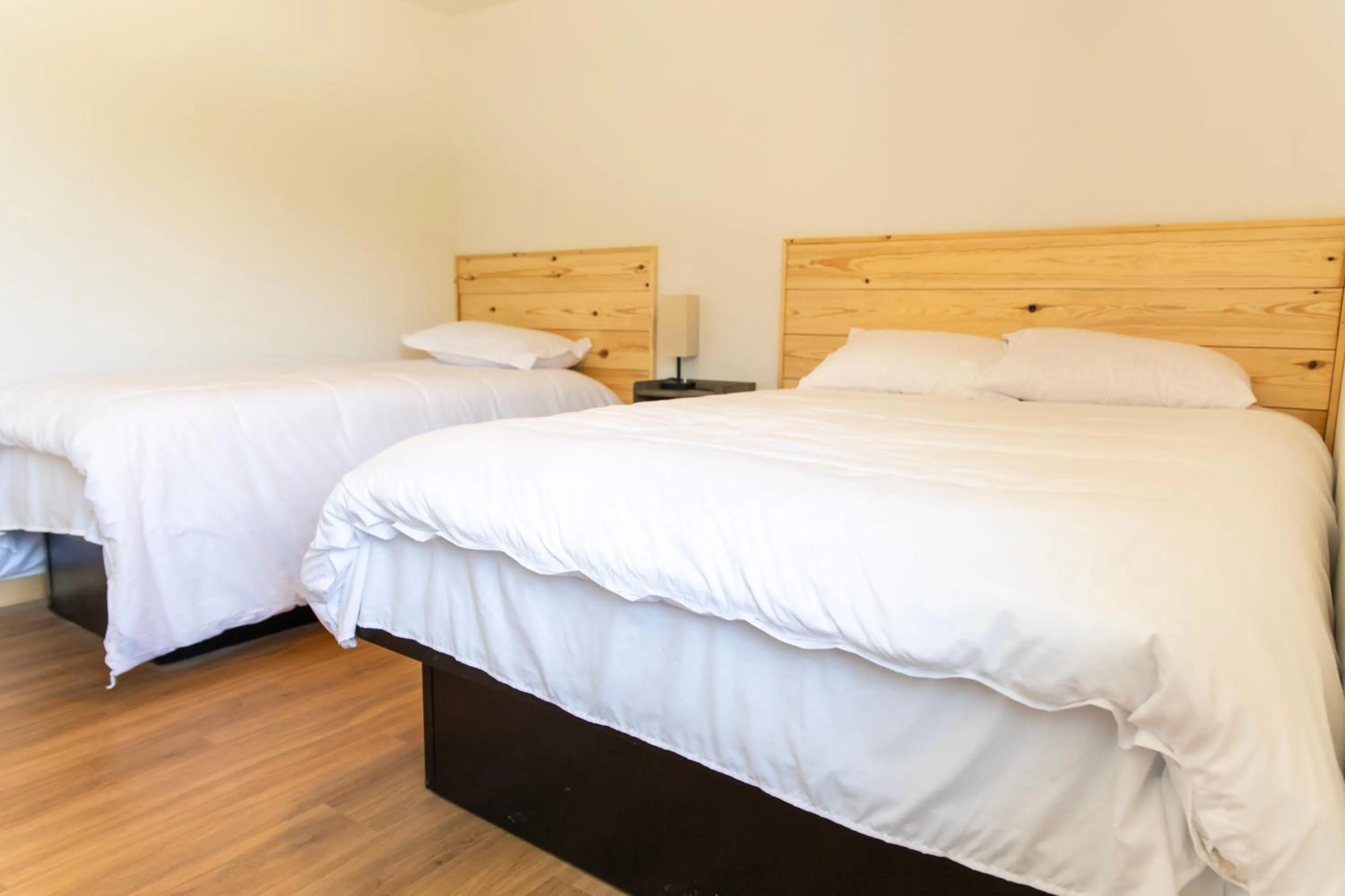 Bedroom, Bed in Bluffside Gardens