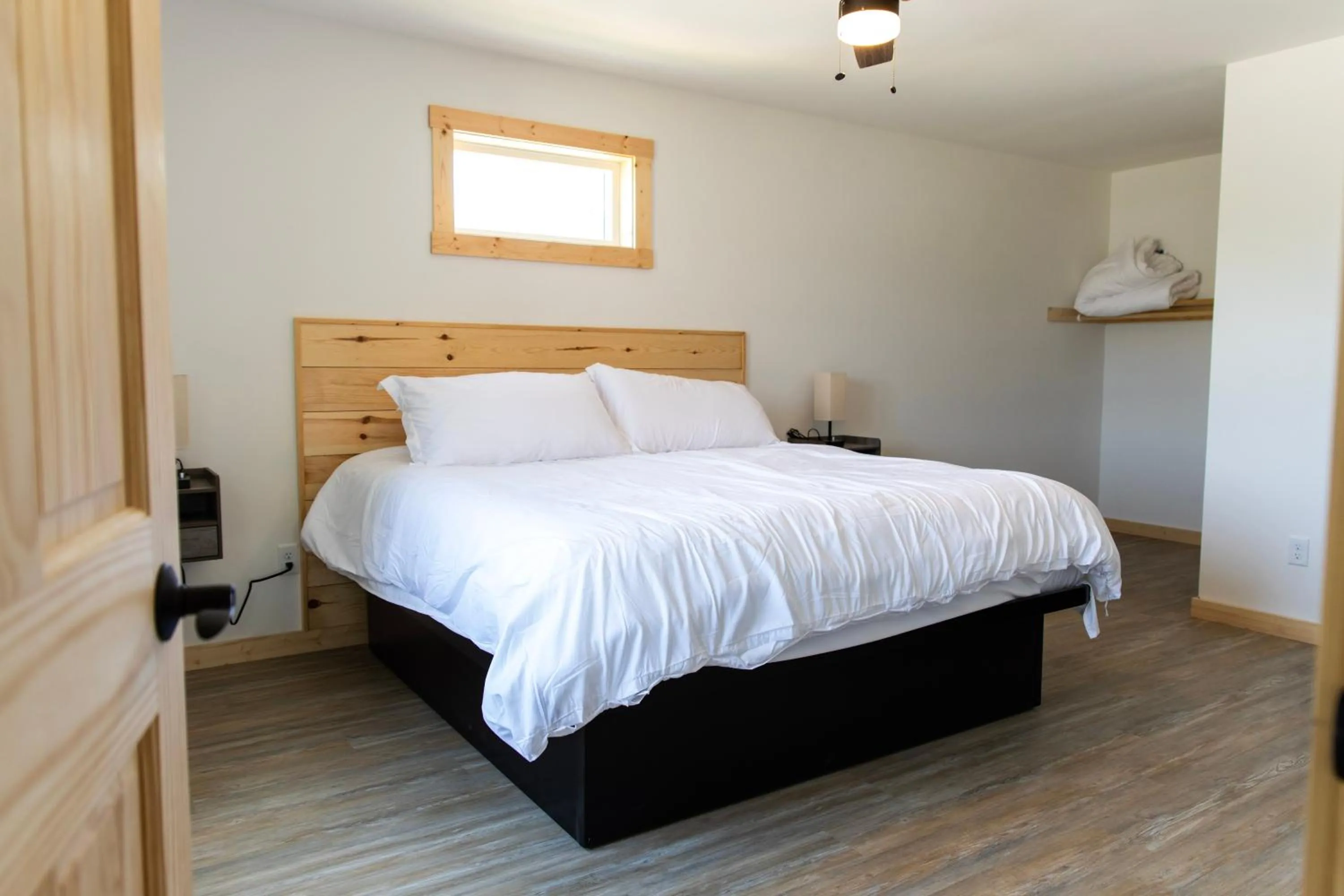 Bedroom, Bed in Bluffside Gardens