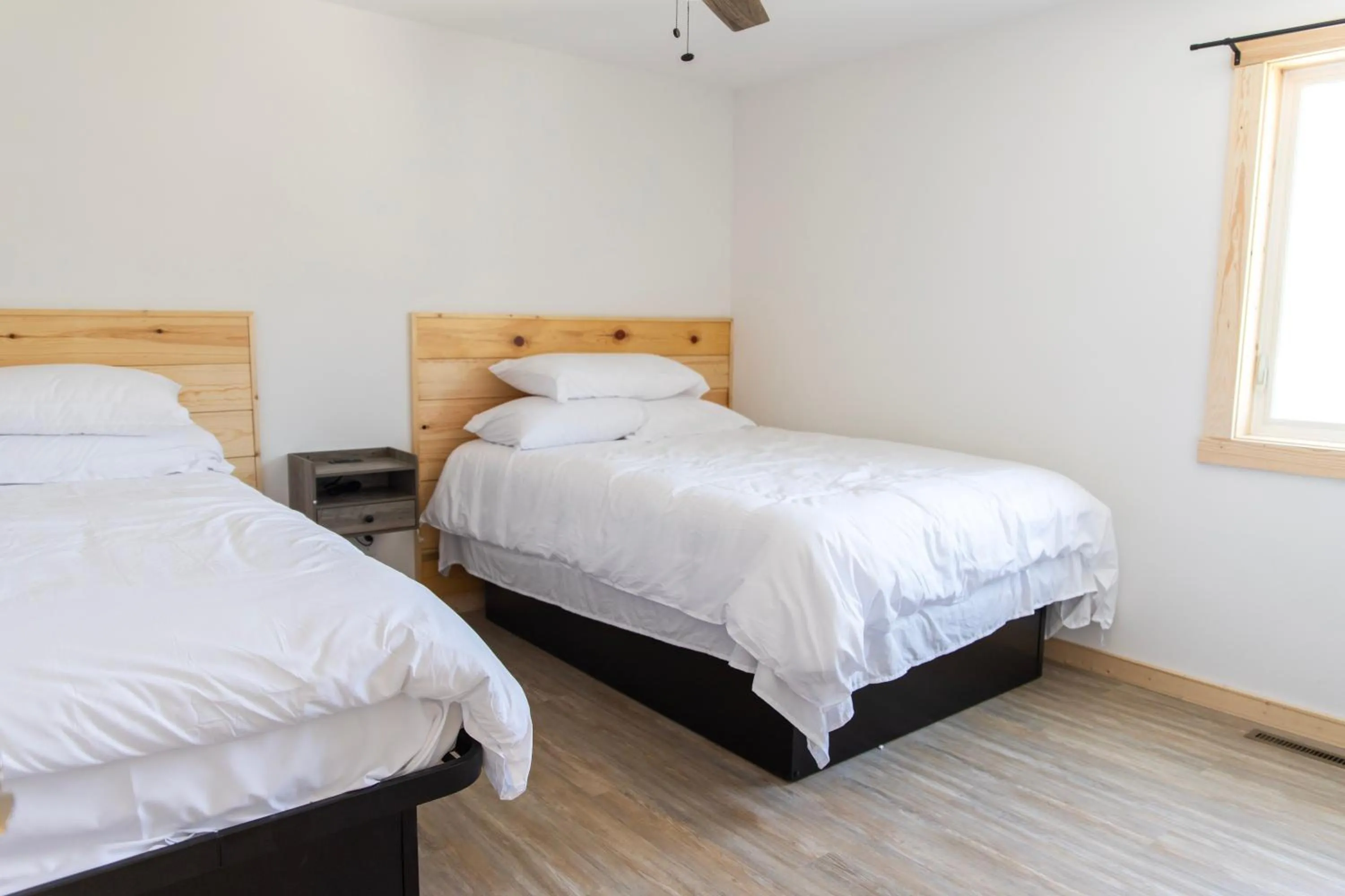 Bedroom, Bed in Bluffside Gardens